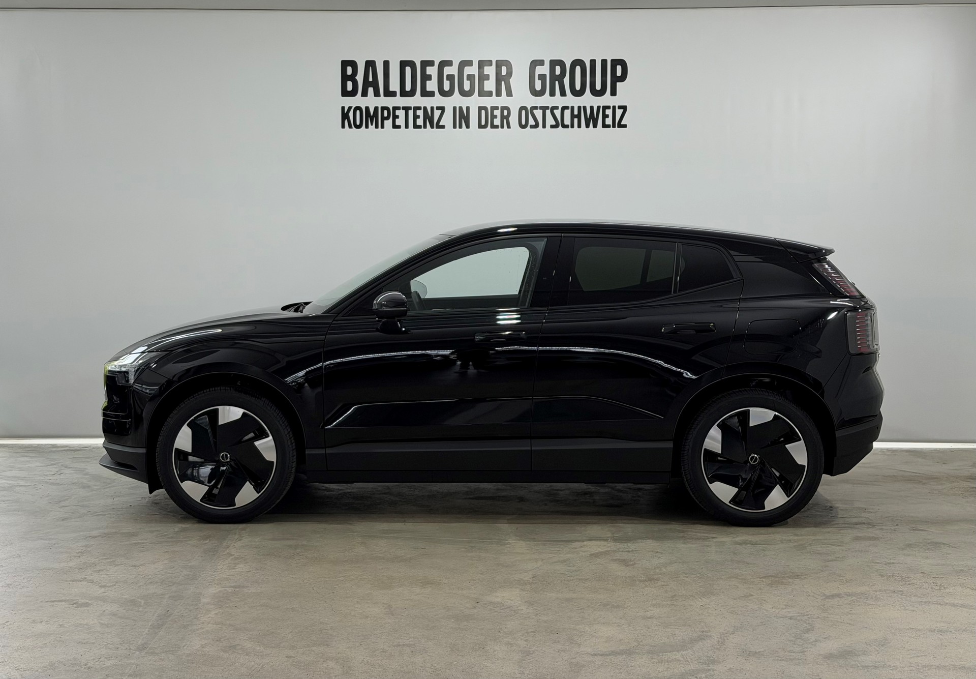 VOLVO EX 30 E60 Twin Plus Performance-image-1