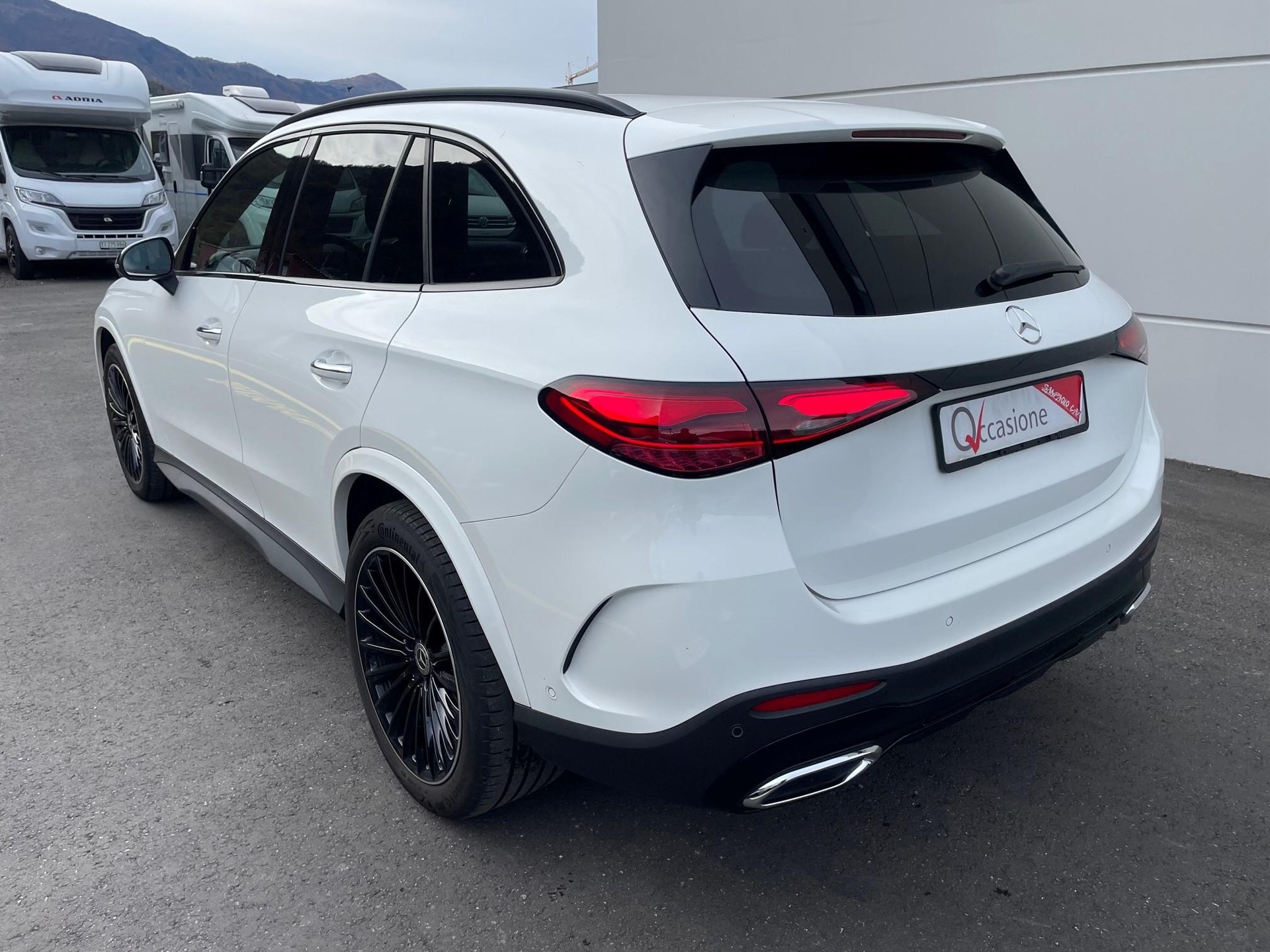 MERCEDES-BENZ GLC 200 AMG Line 4matic-image-4