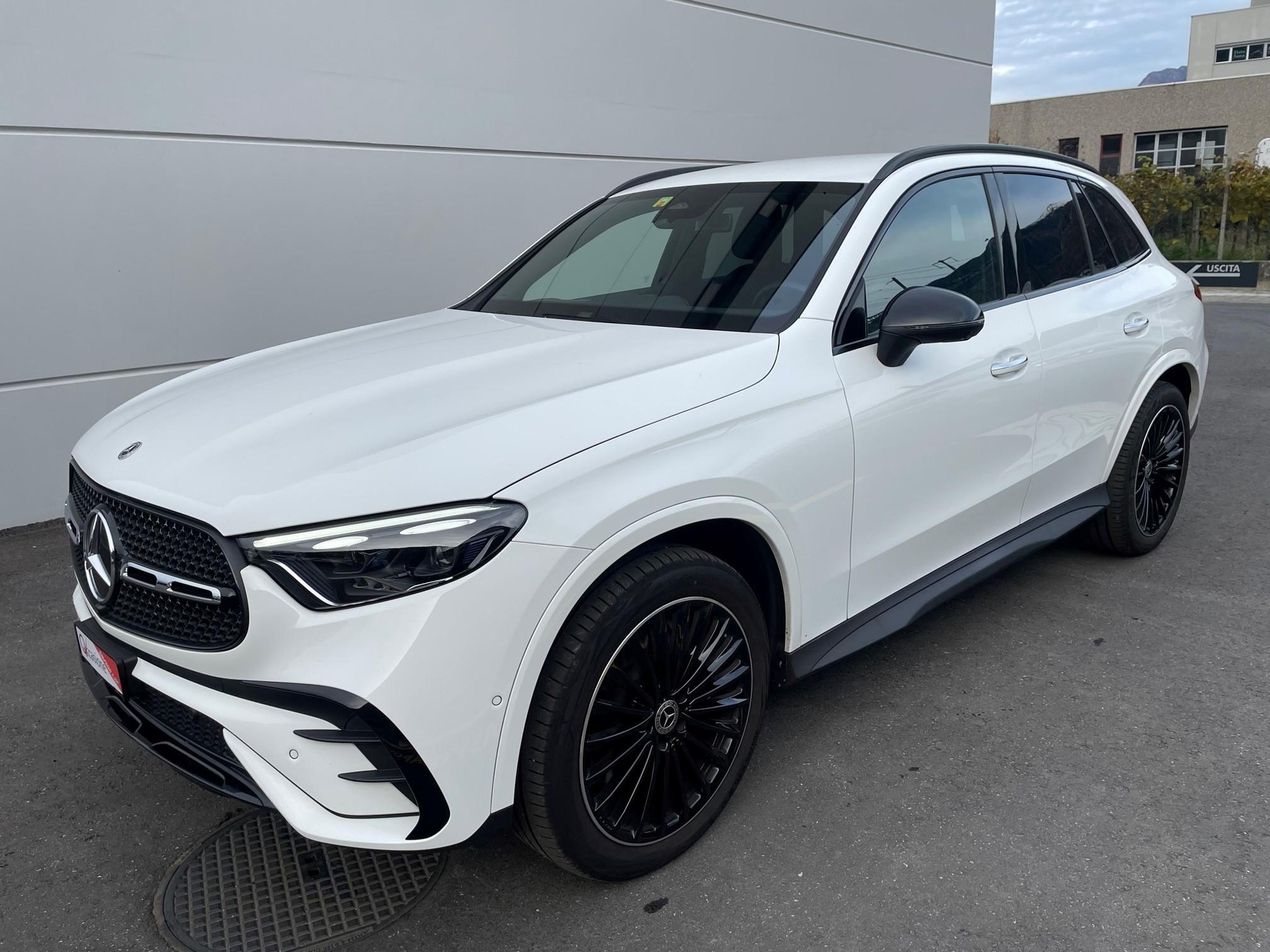 MERCEDES-BENZ GLC 200 AMG Line 4matic-image-2