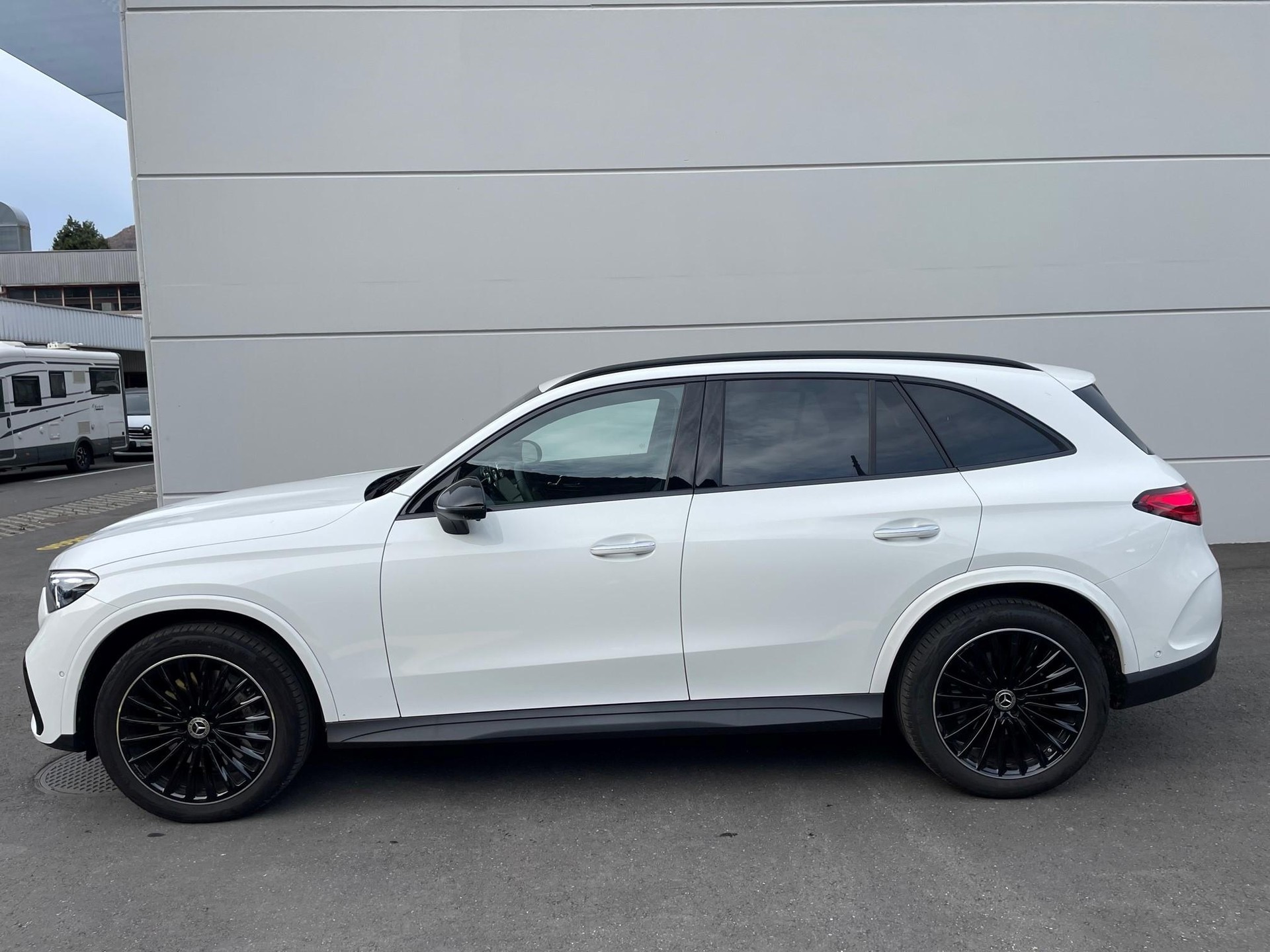 MERCEDES-BENZ GLC 200 AMG Line 4matic-image-3