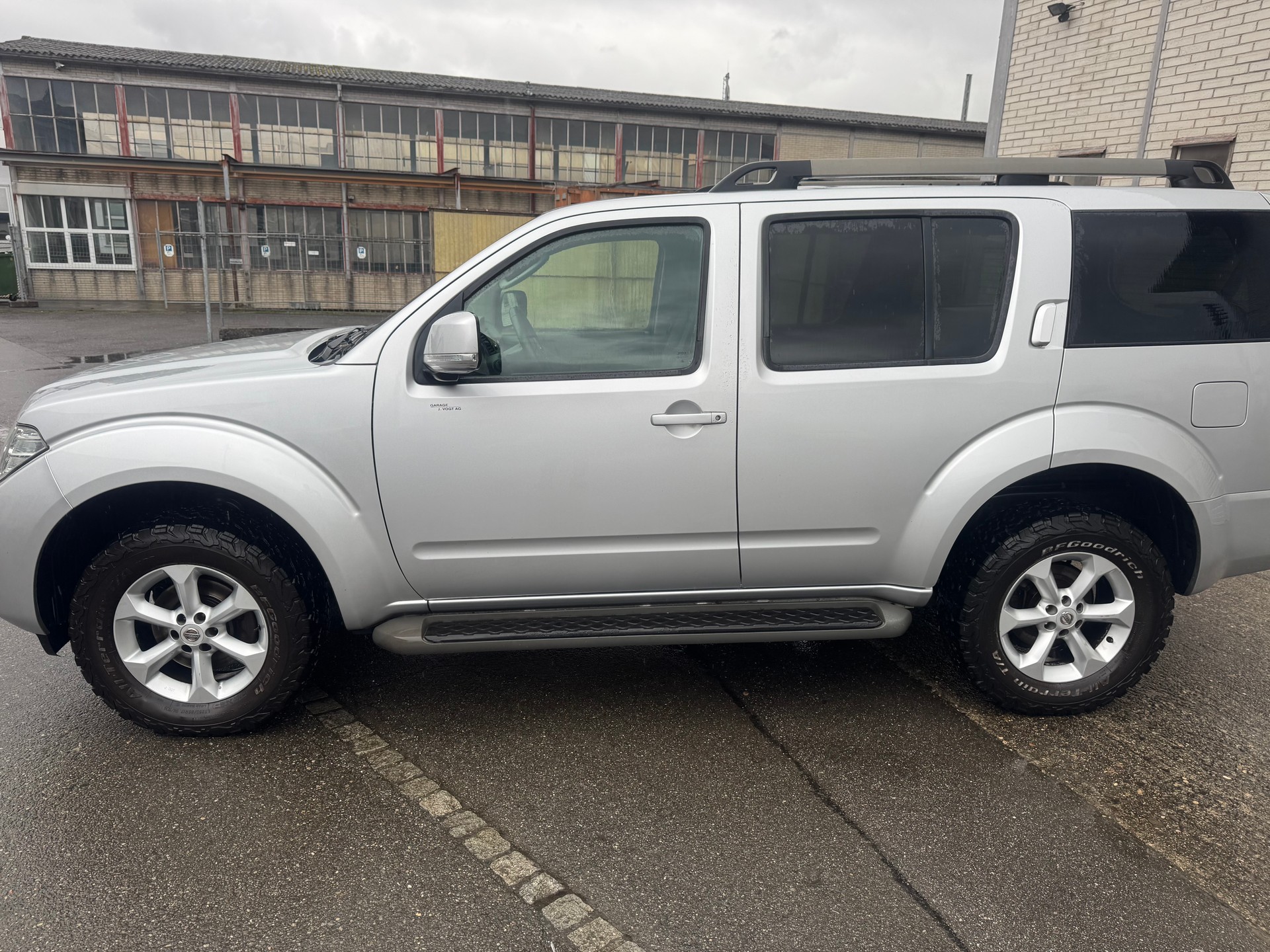 NISSAN Pathfinder 2.5 dCi LE Automatic-image-3