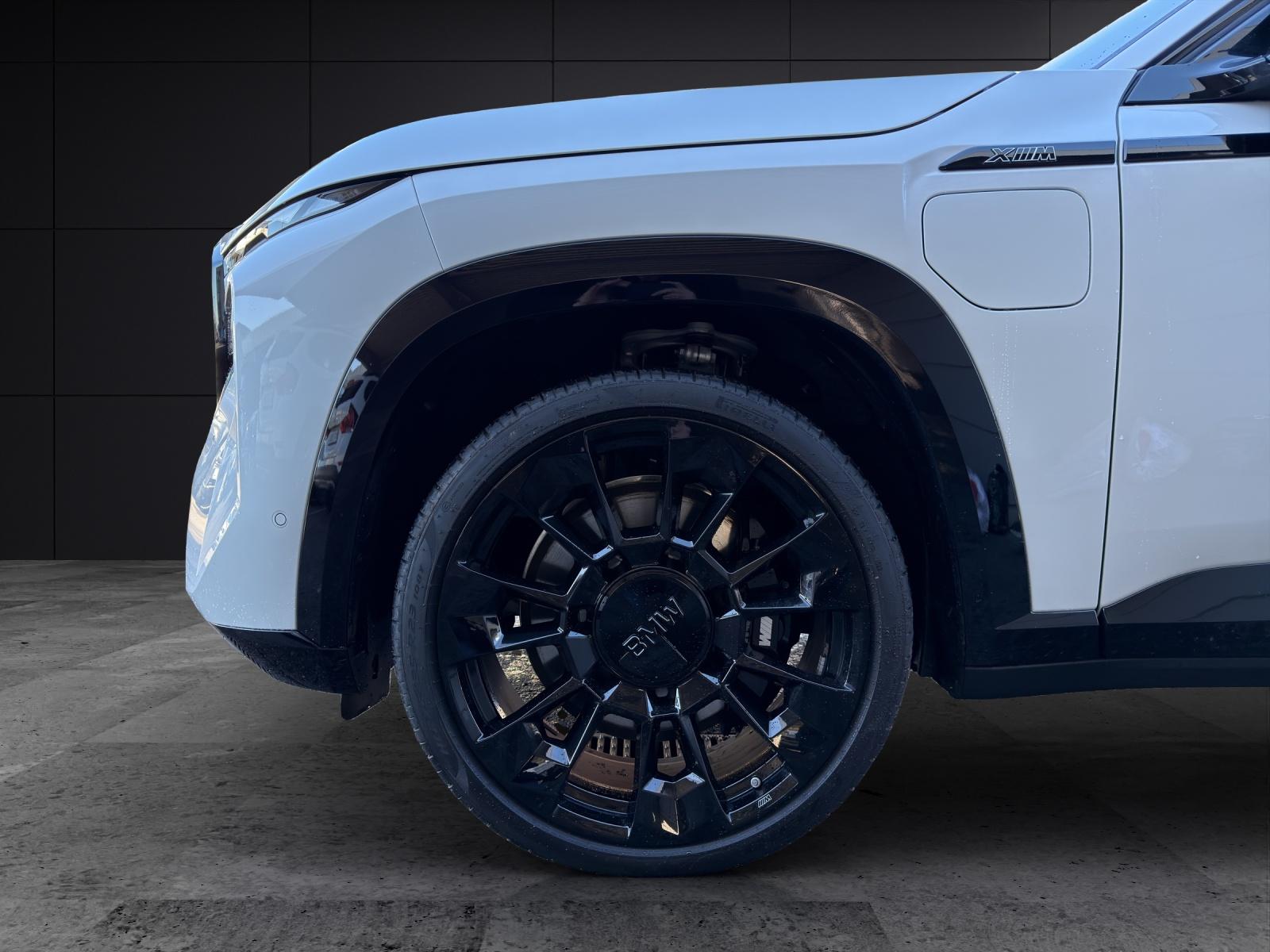 BMW XM 50e Plug-in Hybrid-image-8