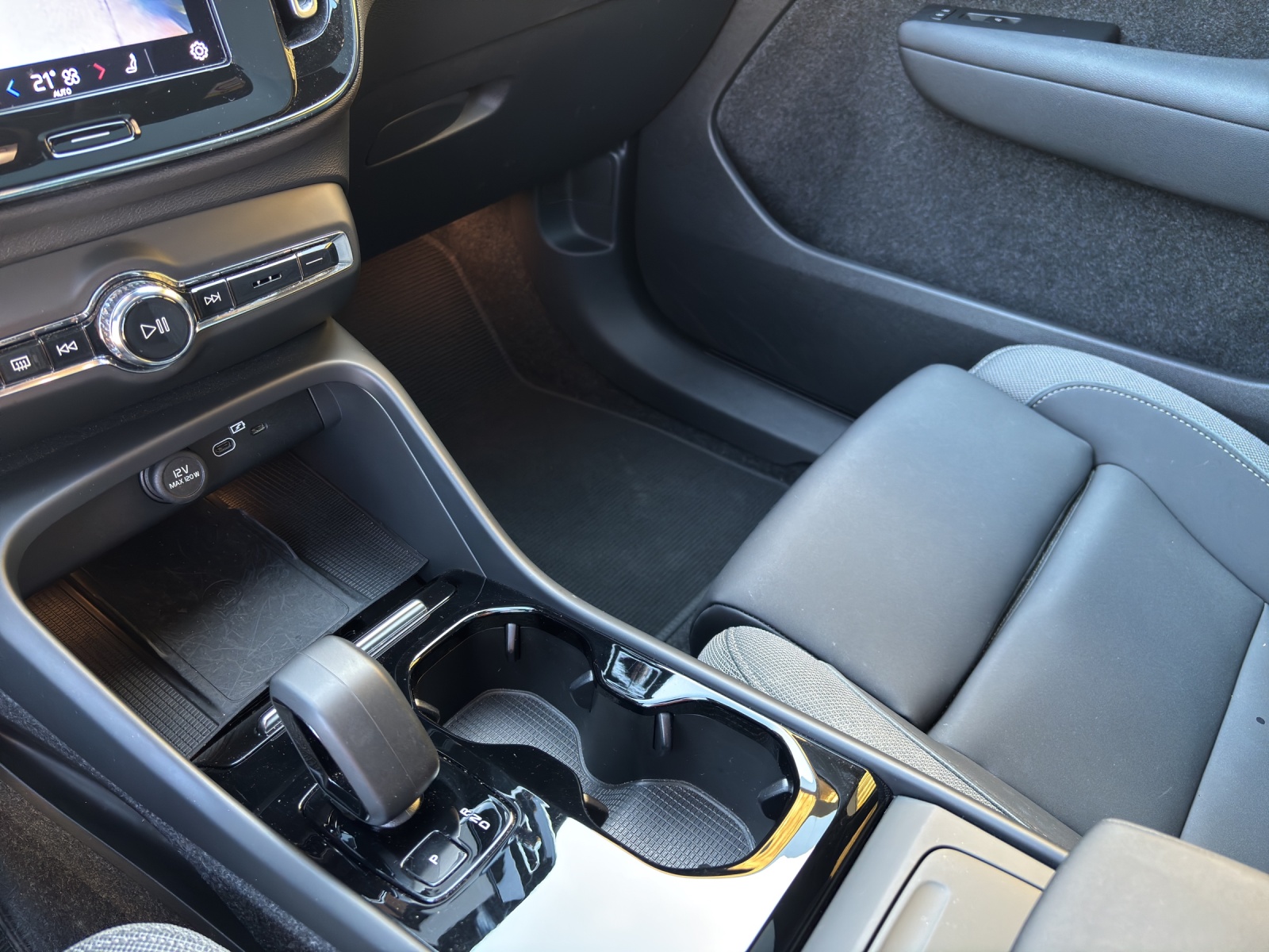 VOLVO C40 P8 Twin Recharge Ultimate AWD-image-9