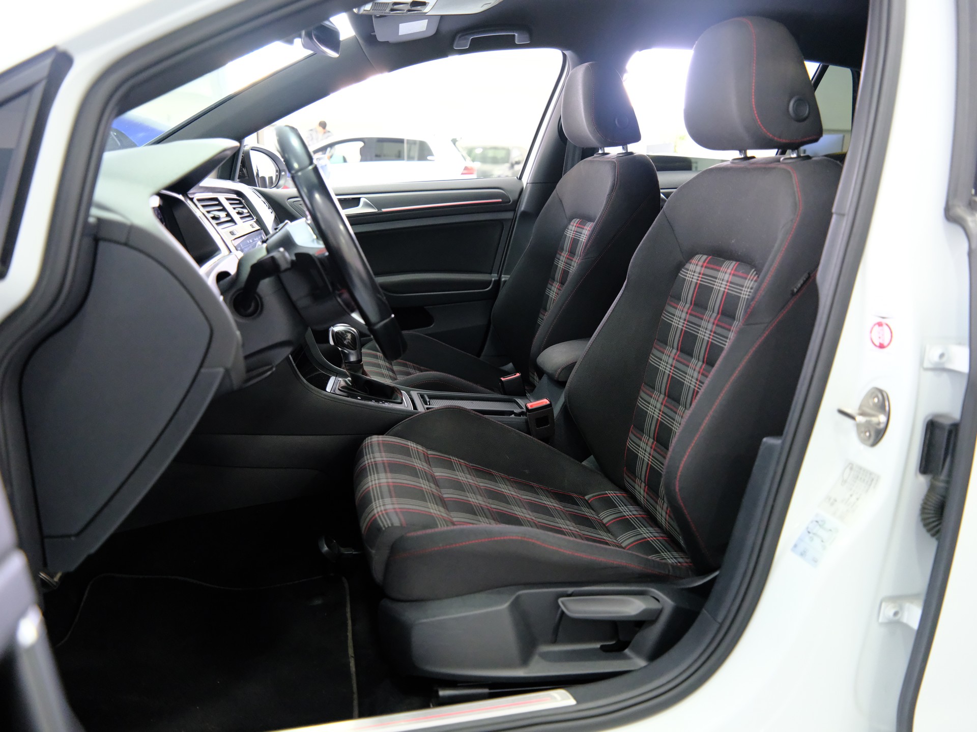 VW Golf 2.0 TSI GTI Performance DSG-image-10