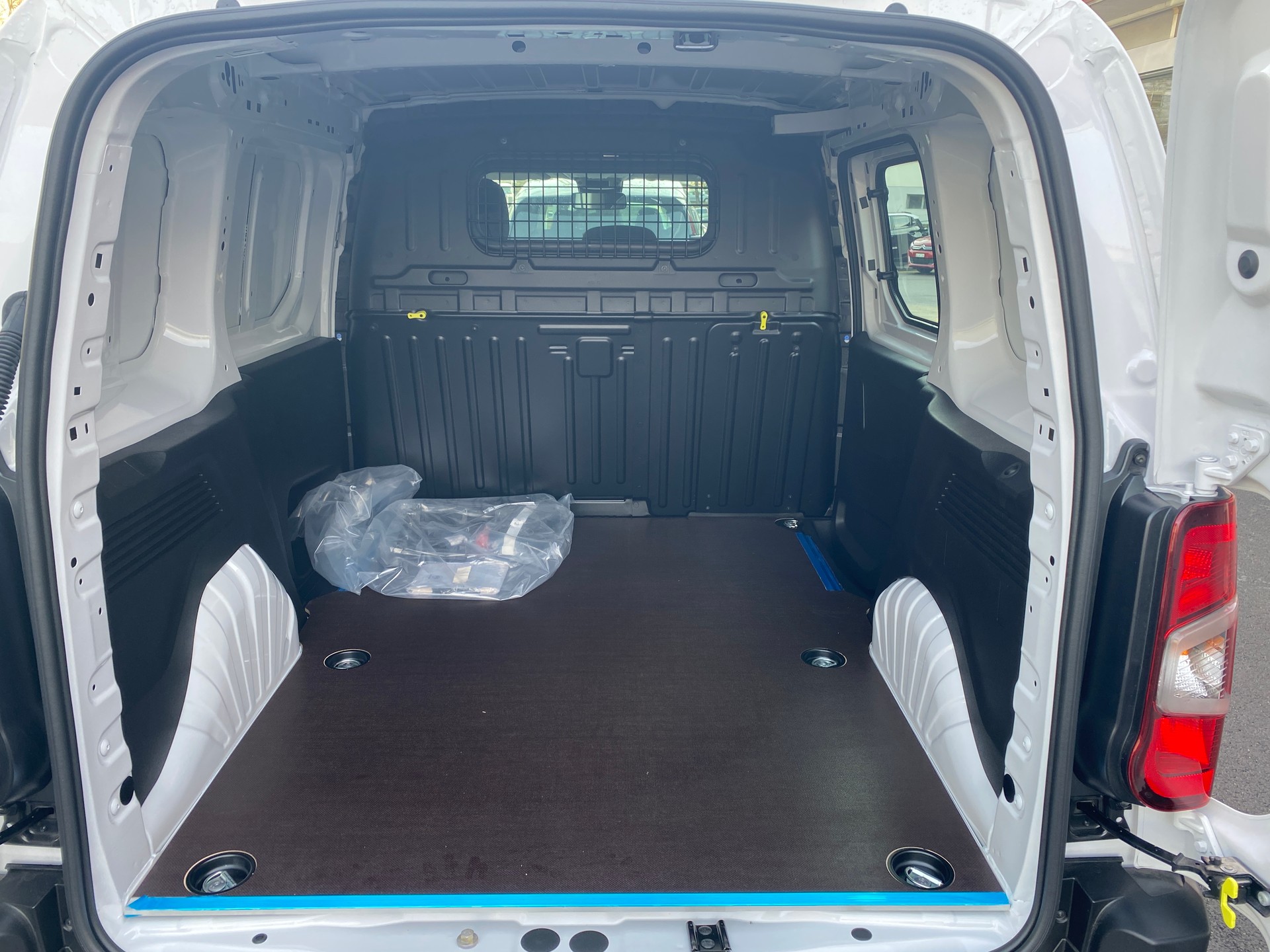 CITROEN Berlingo Van 1.5 Blue HDi 100 s/s Swiss Edition-image-3