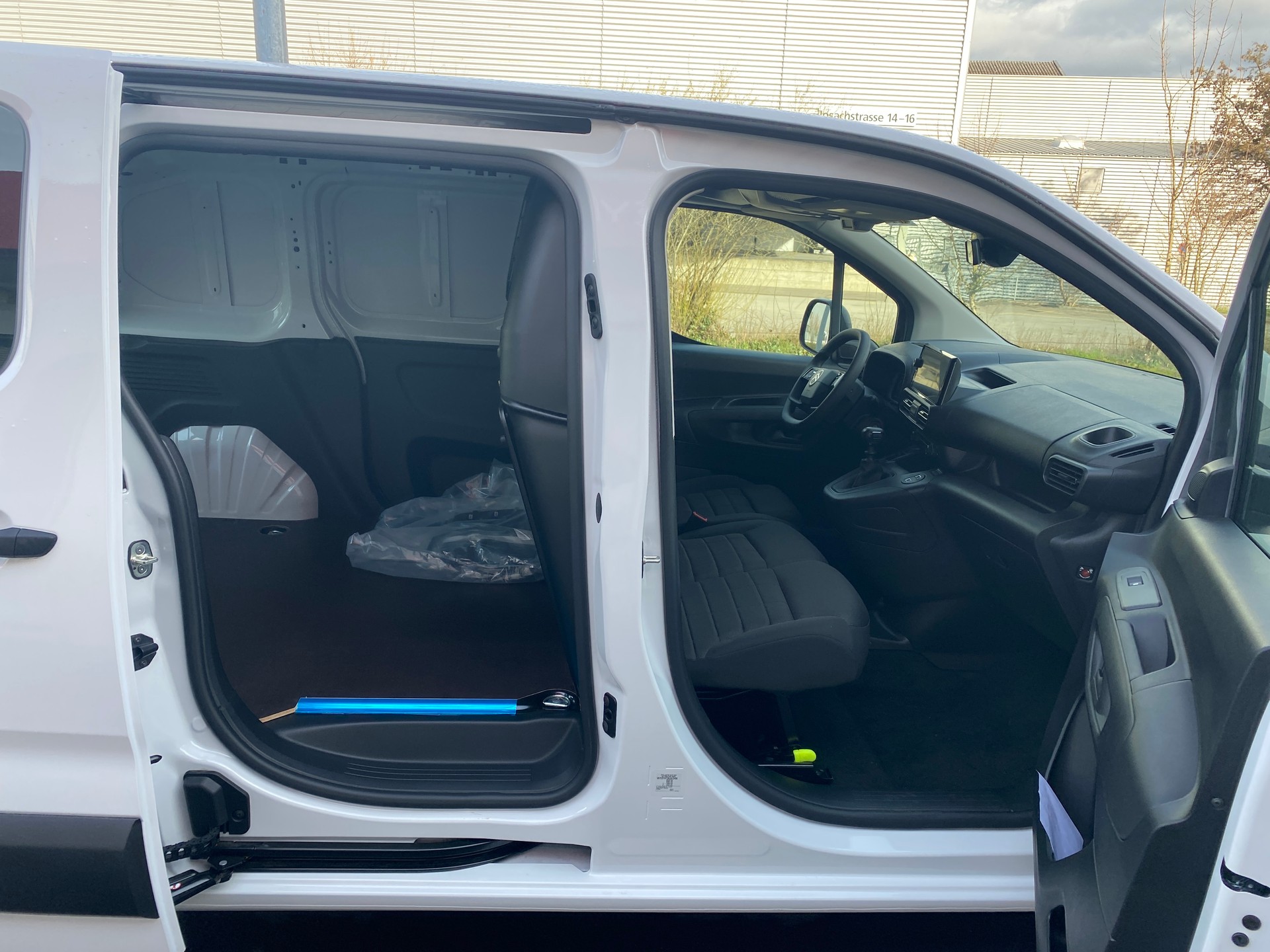 CITROEN Berlingo Van 1.5 Blue HDi 100 s/s Swiss Edition-image-4