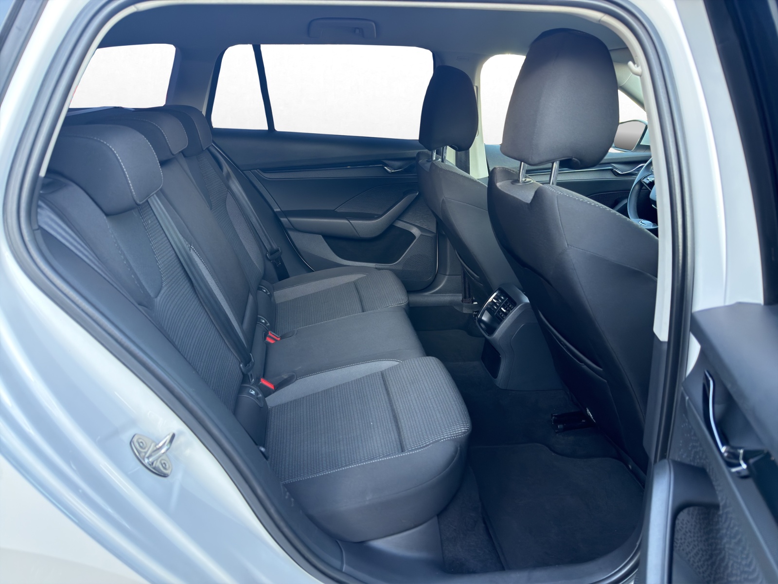 SKODA Octavia Combi 2.0 TDI DSG Ambition 4x4-image-11