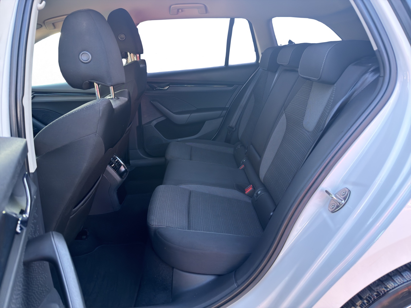 SKODA Octavia Combi 2.0 TDI DSG Ambition 4x4-image-8