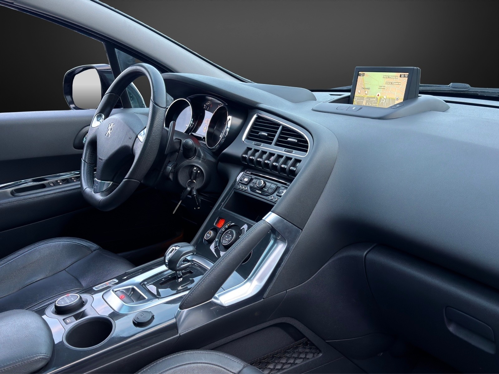 PEUGEOT 3008 HYbrid4 2.0 HDI EGS6-image-9