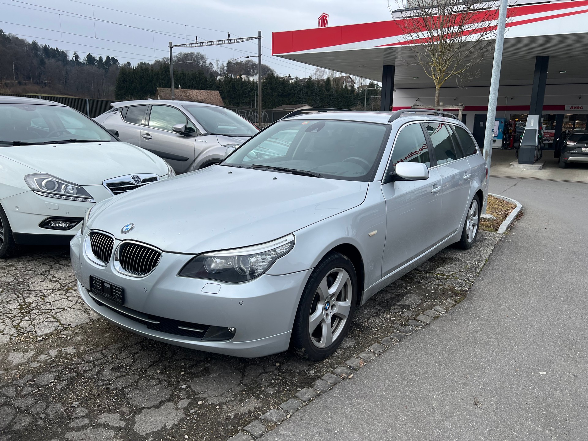 BMW 530xi Touring Steptronic-ab Mfk -Vollausstattung-showroom-element-2