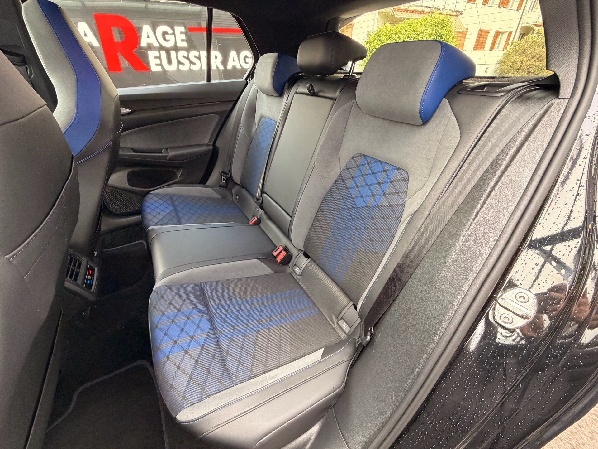 VW Golf 2.0 TSI 333 PS 4MOTION R BLACK EDITION *** AKRAPOVIC ABGAS & PANORAMAGLASDACH ***-image-29