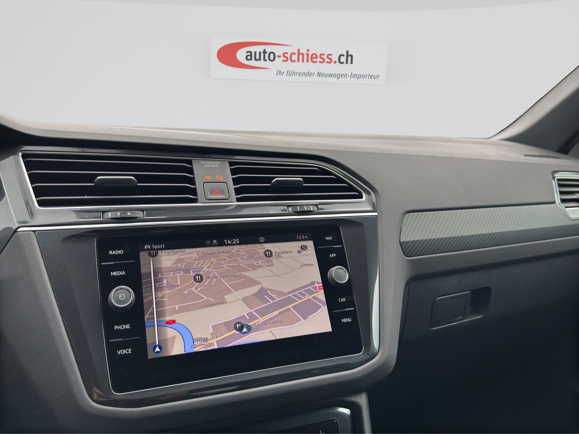 VW Tiguan 2.0TSI R 4Motion DSG-image-11