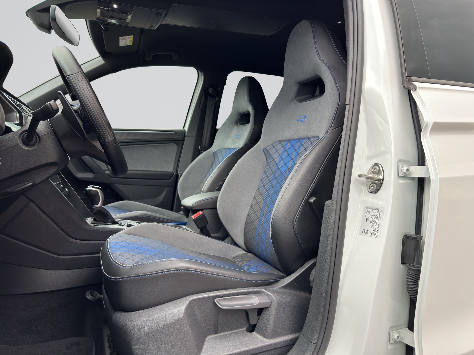 VW Tiguan 2.0TSI R 4Motion DSG-image-5