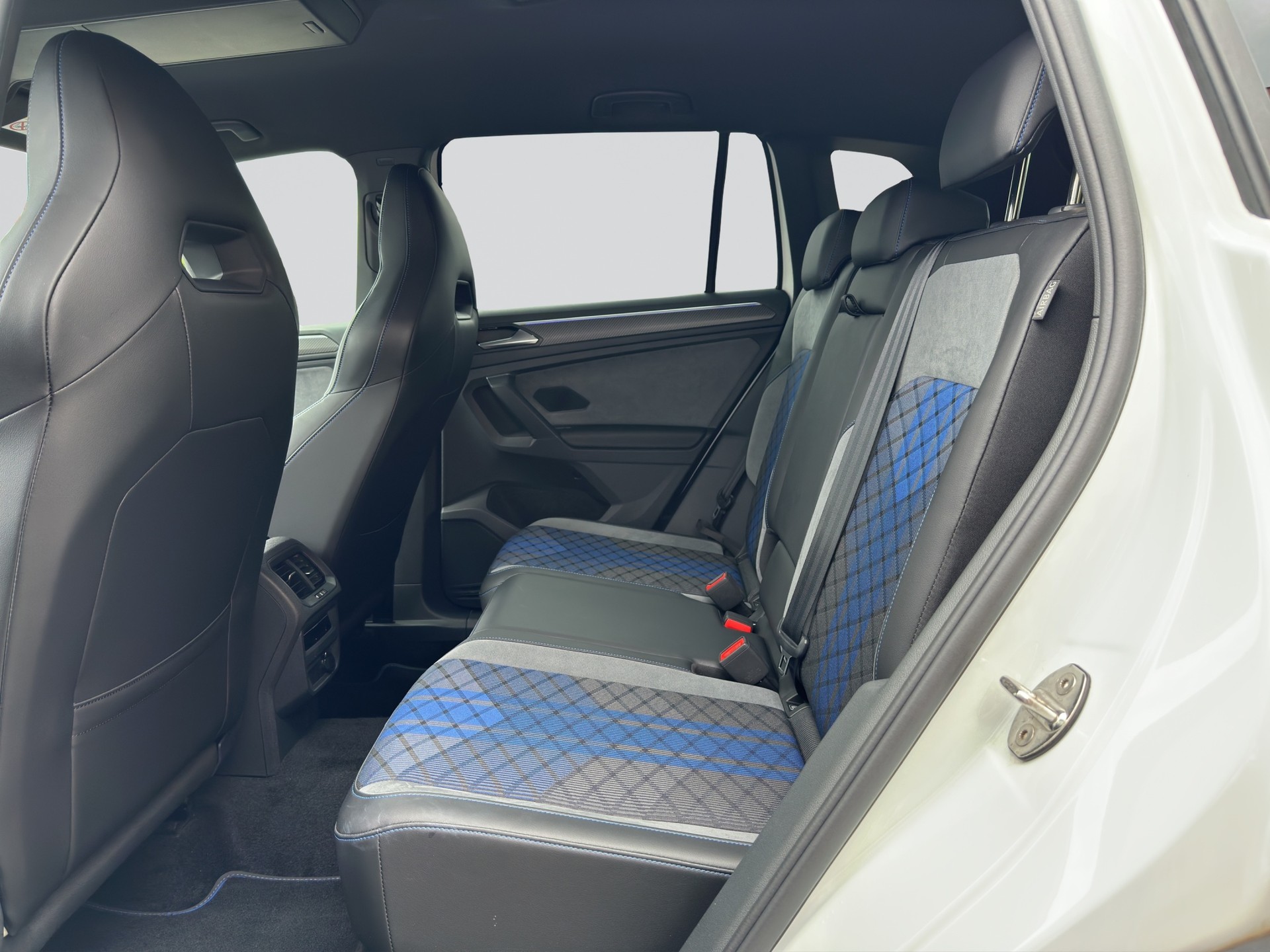 VW Tiguan 2.0TSI R 4Motion DSG-image-7