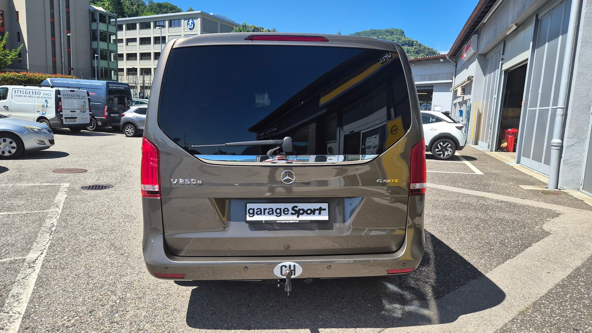 MERCEDES-BENZ V 250 d lang 4Matic 7G-Tronic-image-2