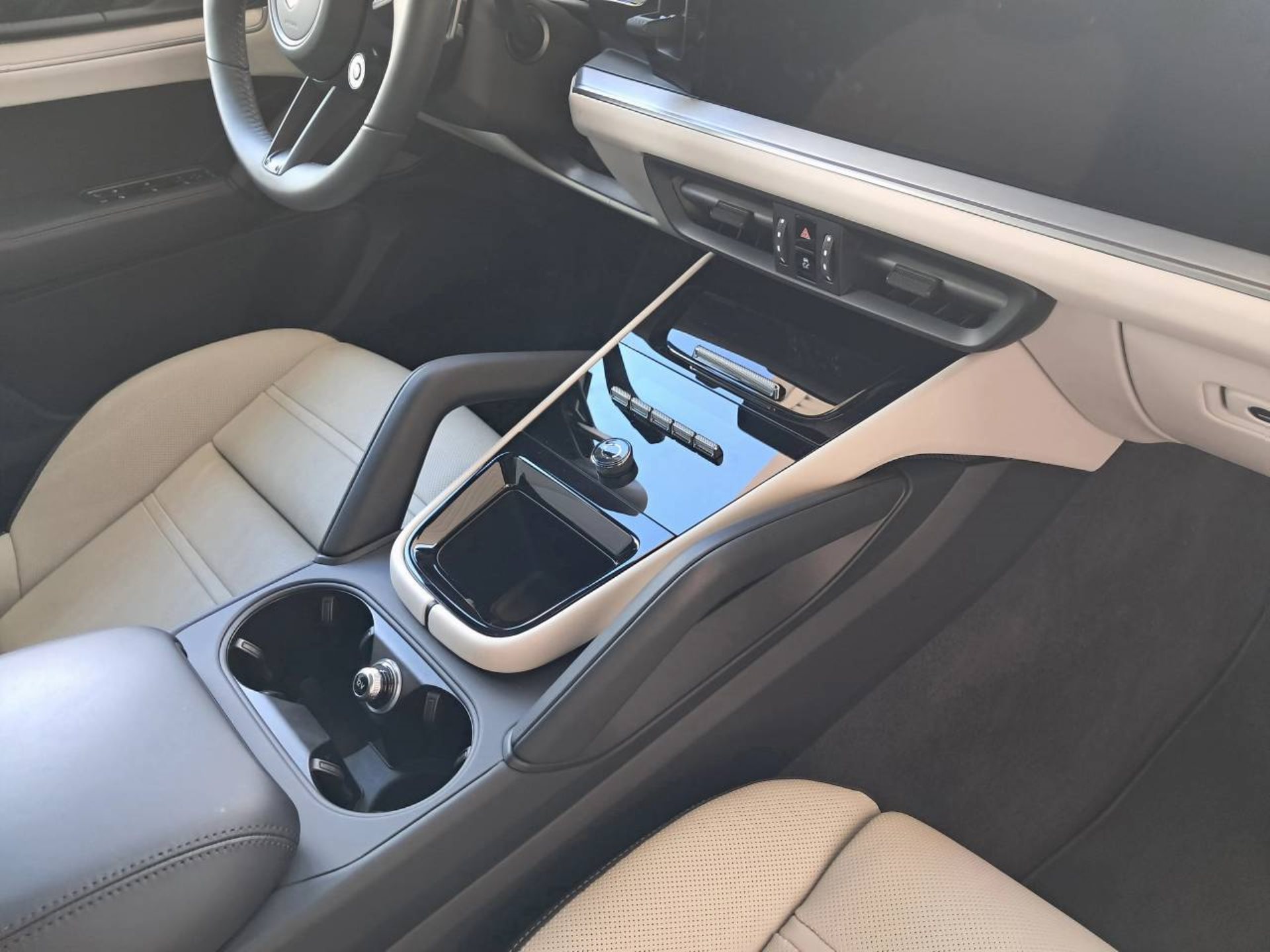 PORSCHE Cayenne S E-Hybrid Black Edition-image-26