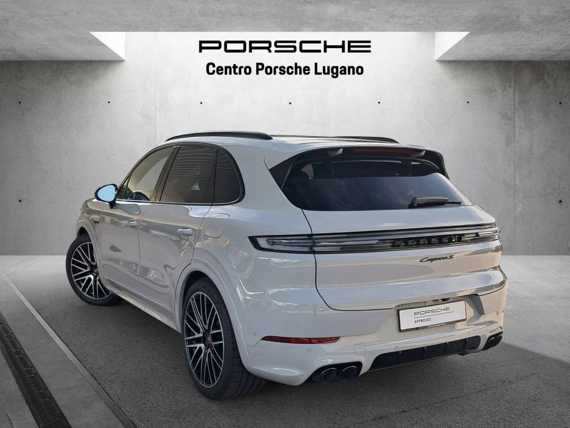 PORSCHE Cayenne S E-Hybrid Black Edition-image-2
