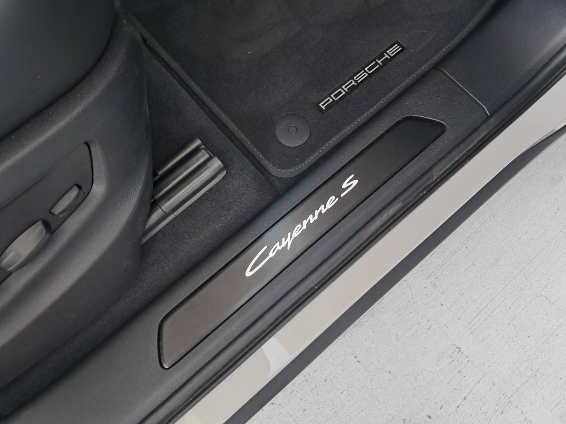 PORSCHE Cayenne S E-Hybrid Black Edition-image-25