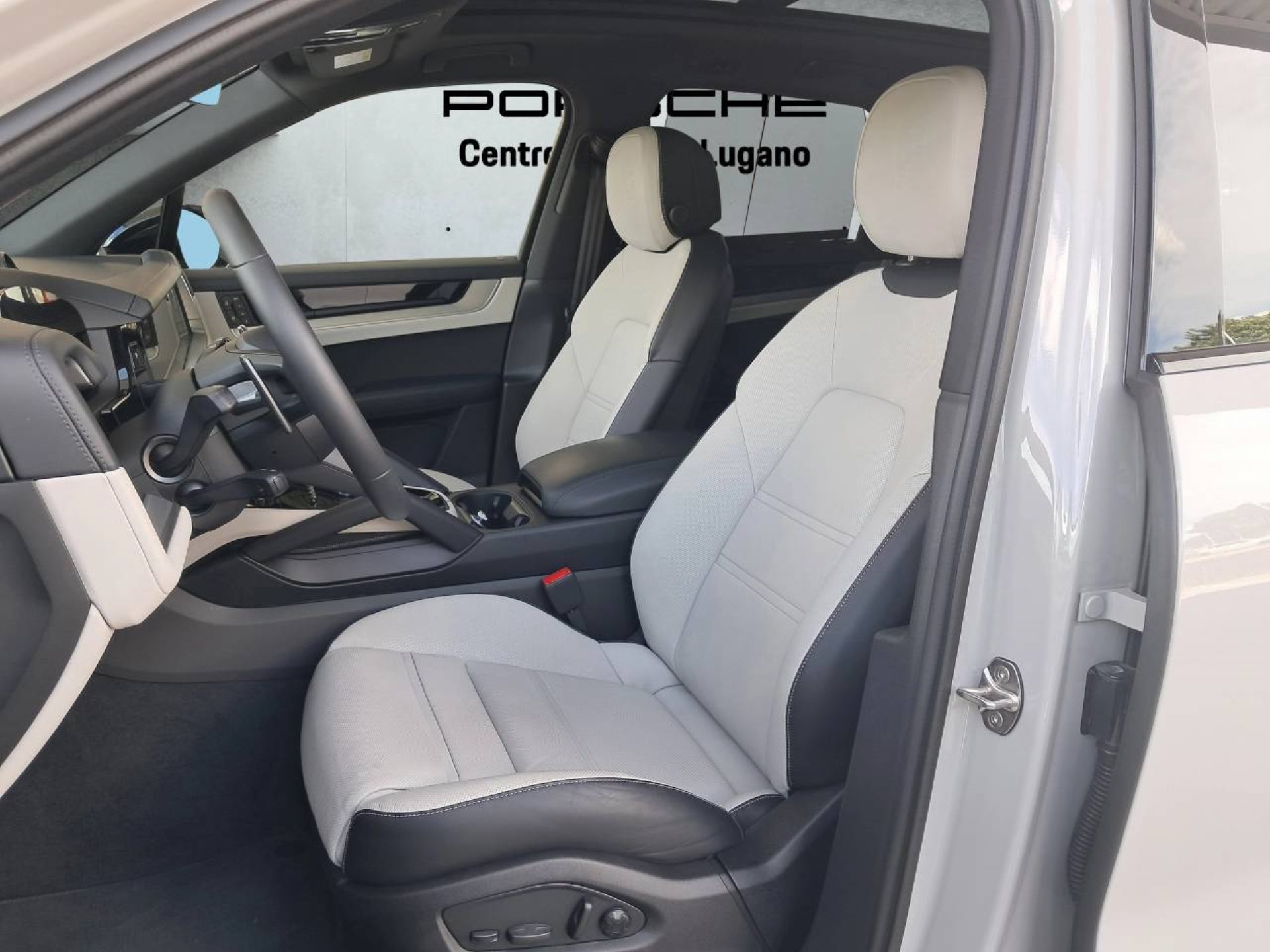 PORSCHE Cayenne S E-Hybrid Black Edition-image-4
