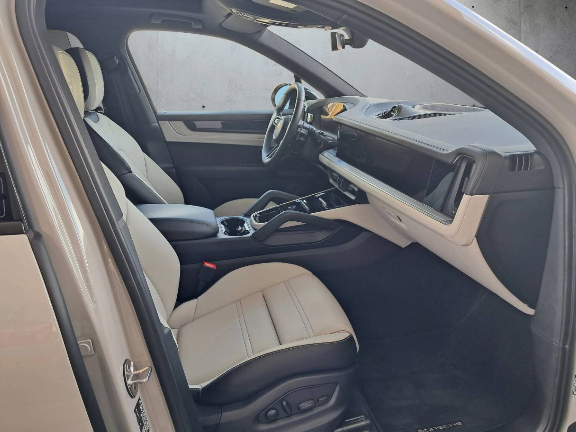 PORSCHE Cayenne S E-Hybrid Black Edition-image-13