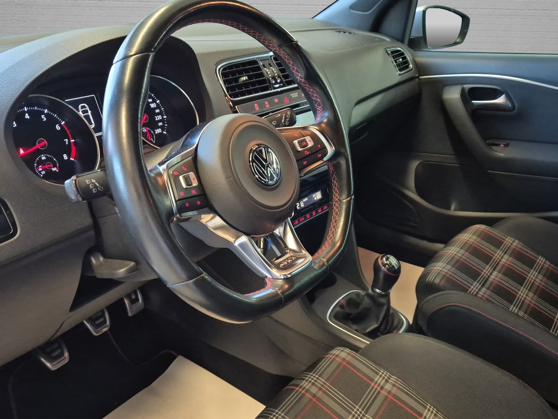 VW Polo 1.8 TSI GTI-image-17