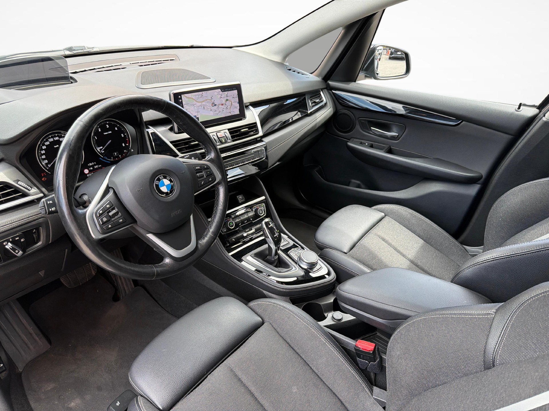 BMW 218d xDrive Active Tourer-image-10