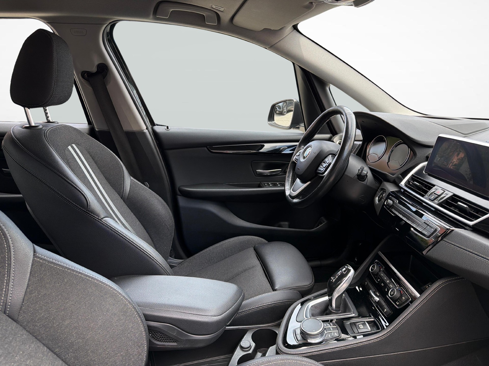 BMW 218d xDrive Active Tourer-image-16