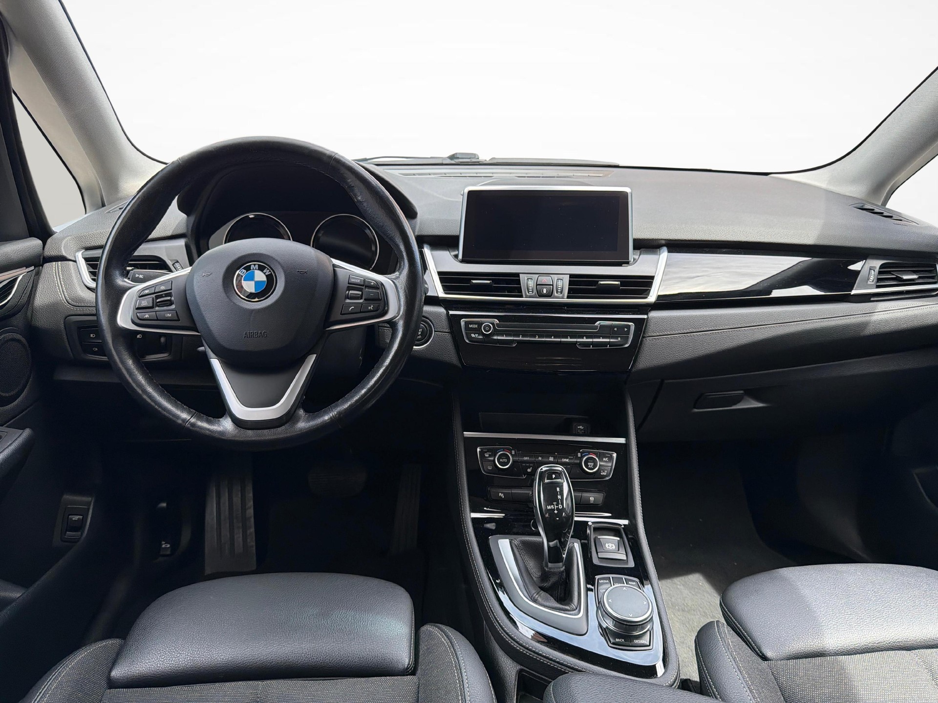 BMW 218d xDrive Active Tourer-image-11