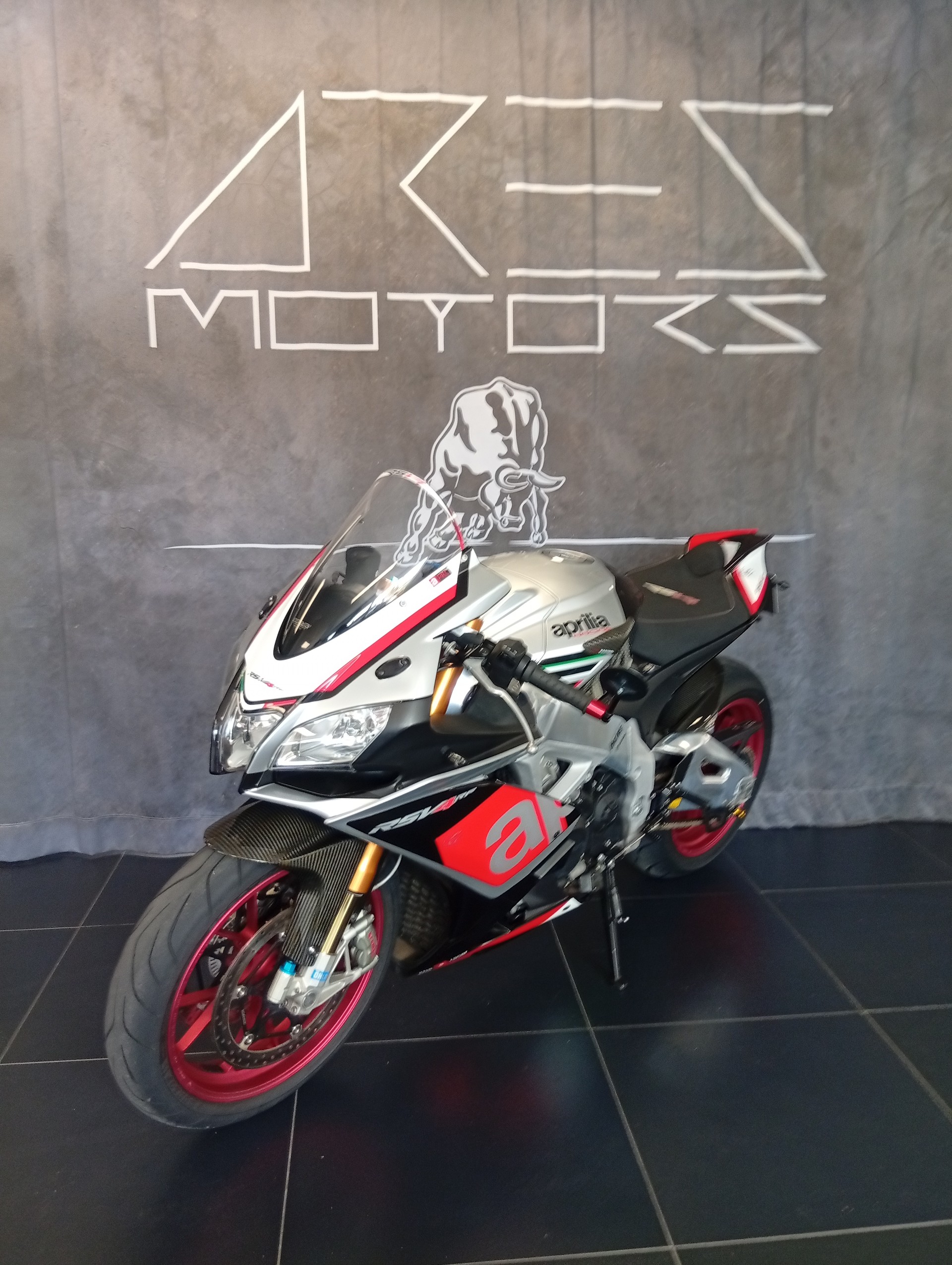 APRILIA RSV4 RF-showroom-element-3