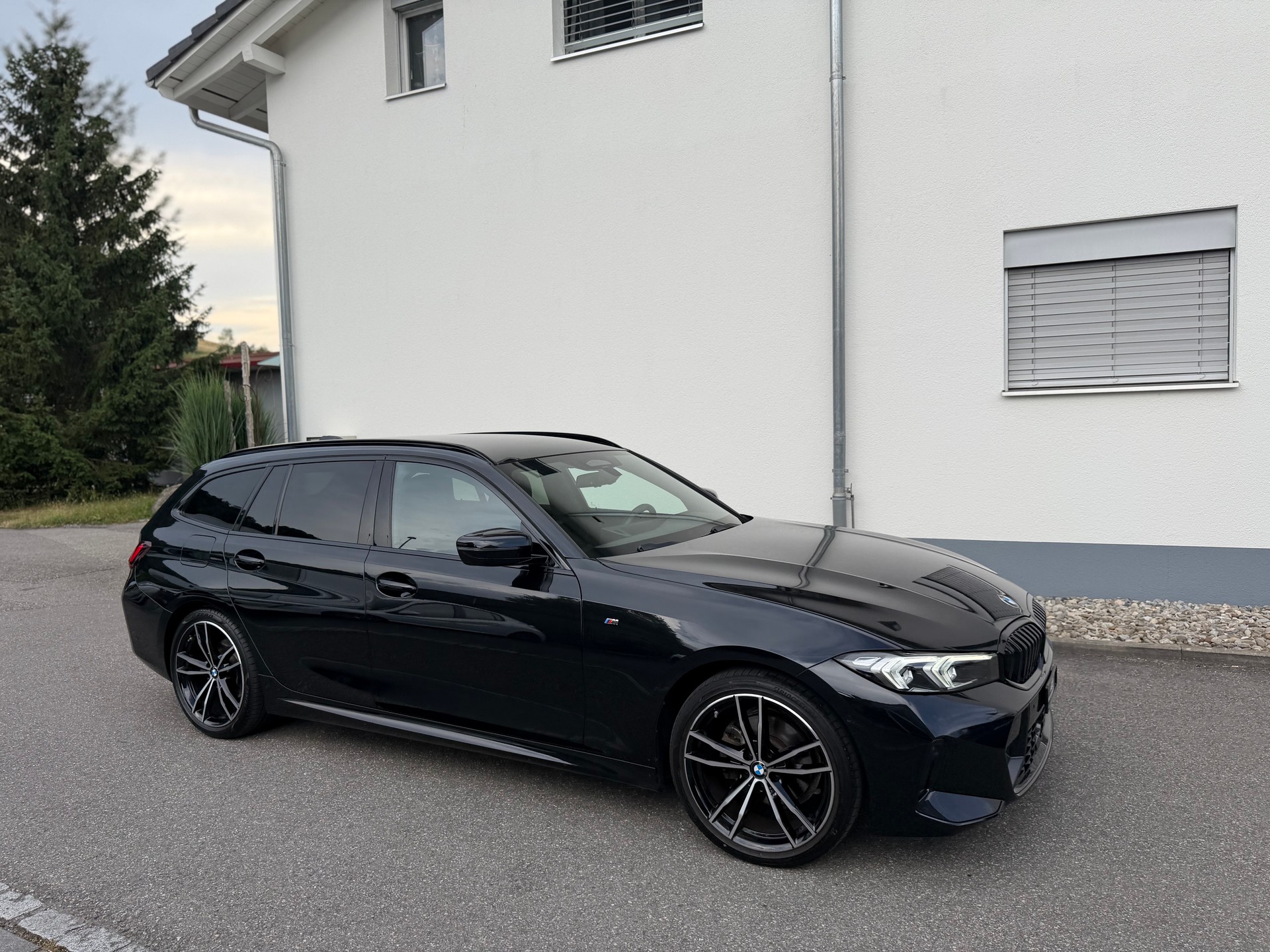 BMW 320d xDrive 48V Touring Steptronic M Sport-image-3