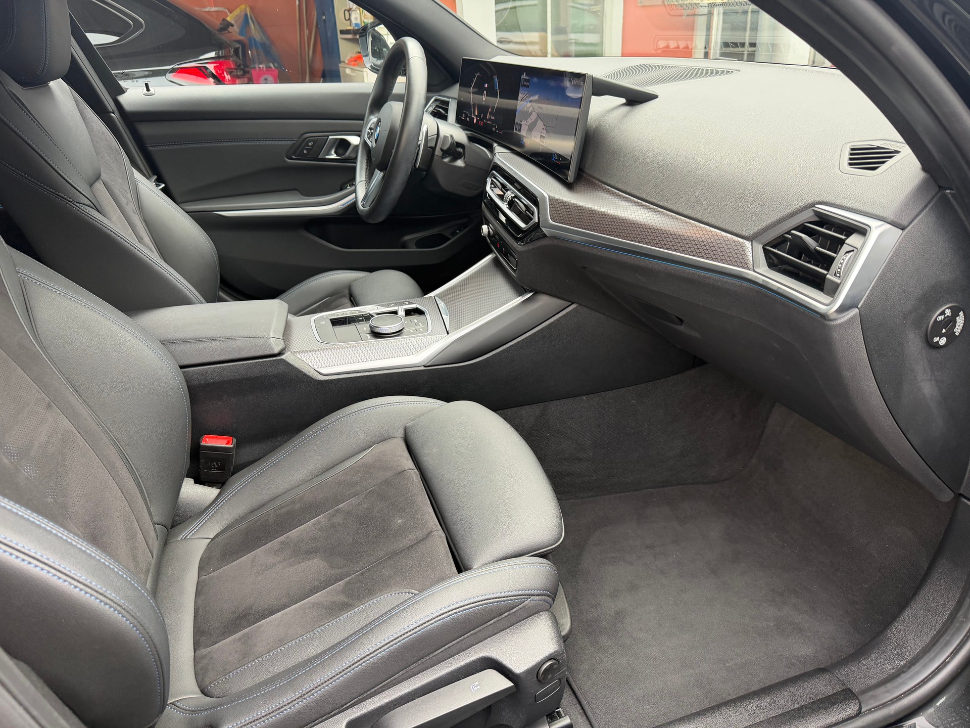 BMW 320d xDrive 48V Touring Steptronic M Sport-image-15