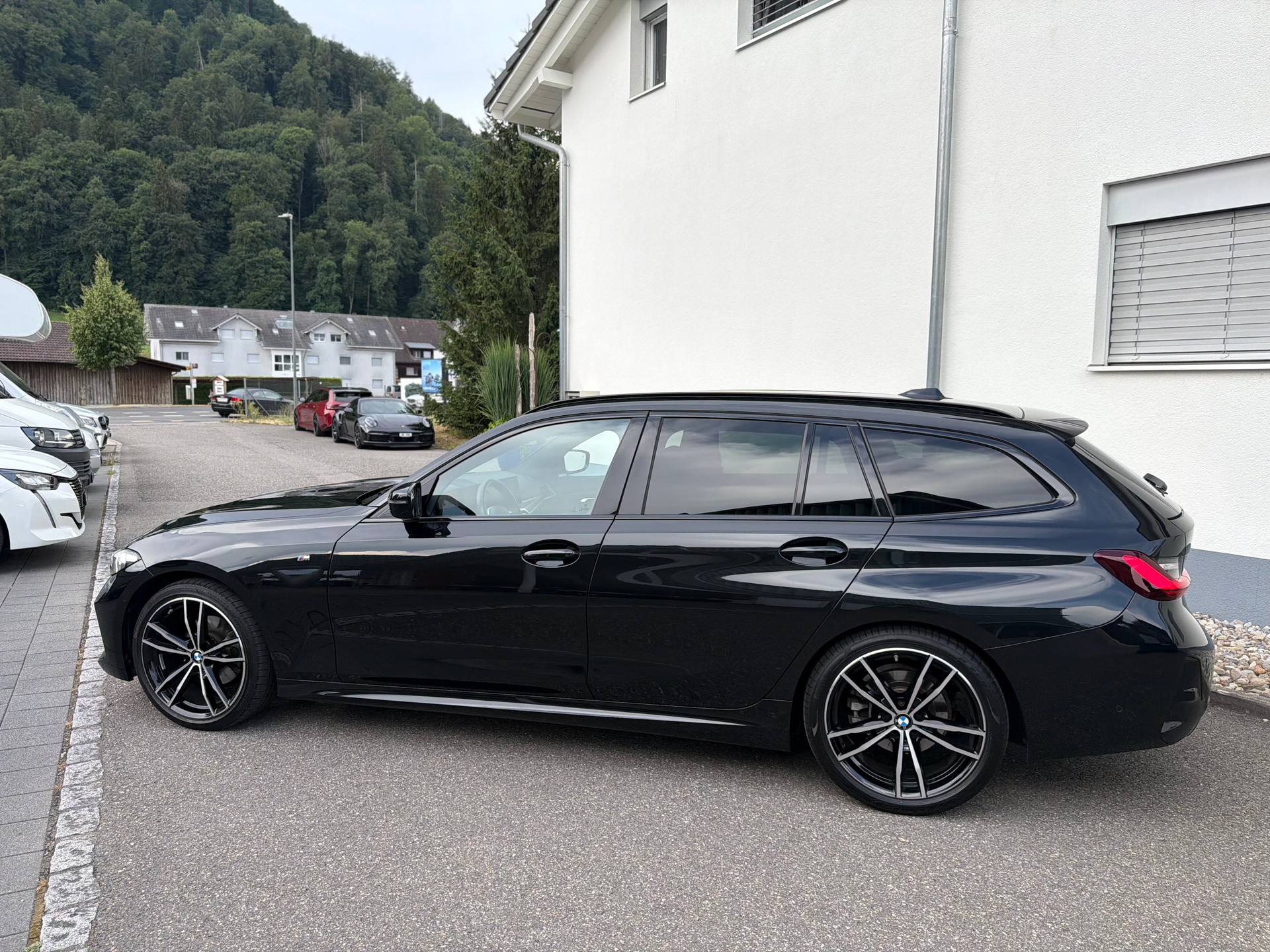 BMW 320d xDrive 48V Touring Steptronic M Sport-image-12