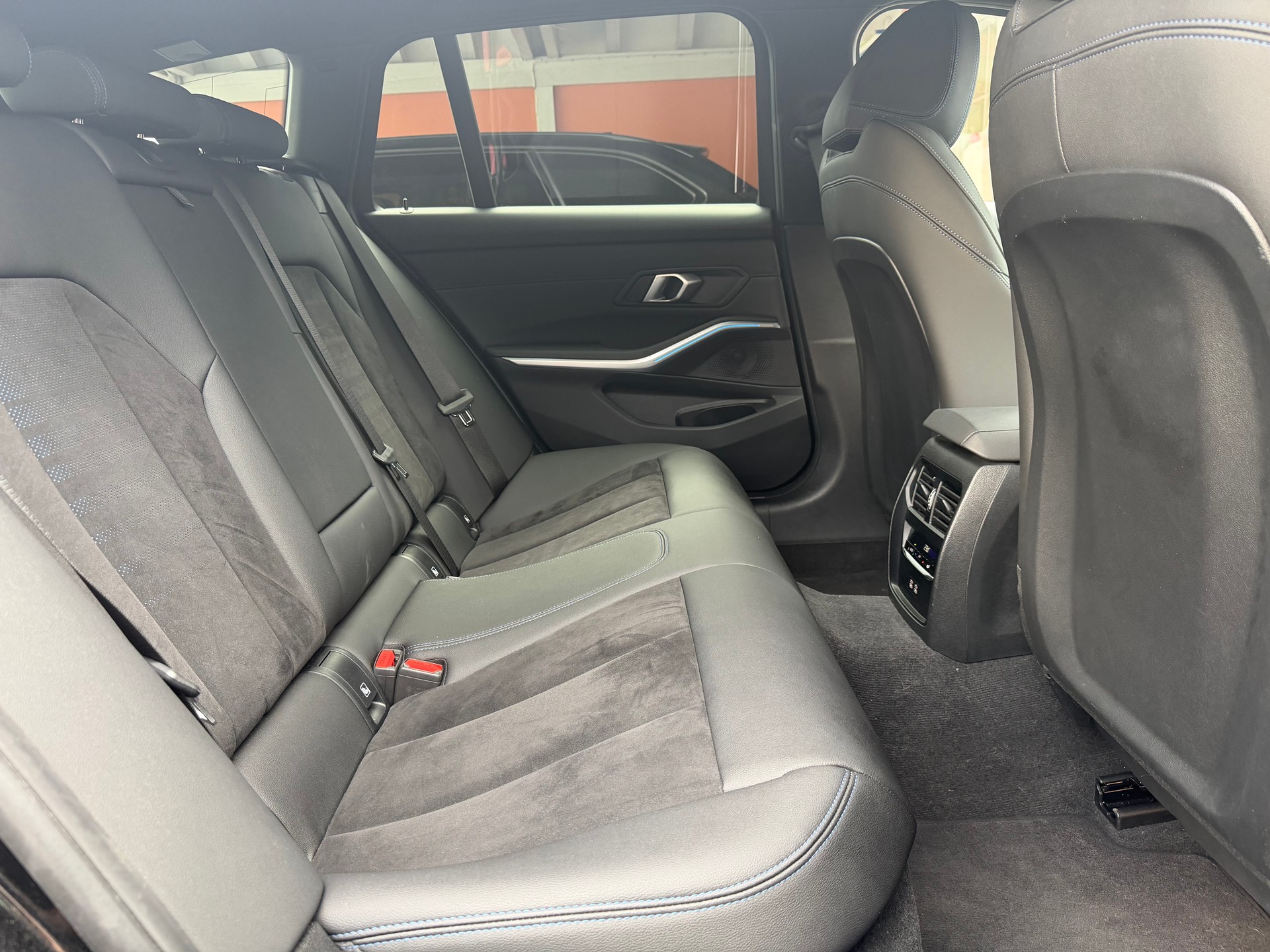 BMW 320d xDrive 48V Touring Steptronic M Sport-image-17