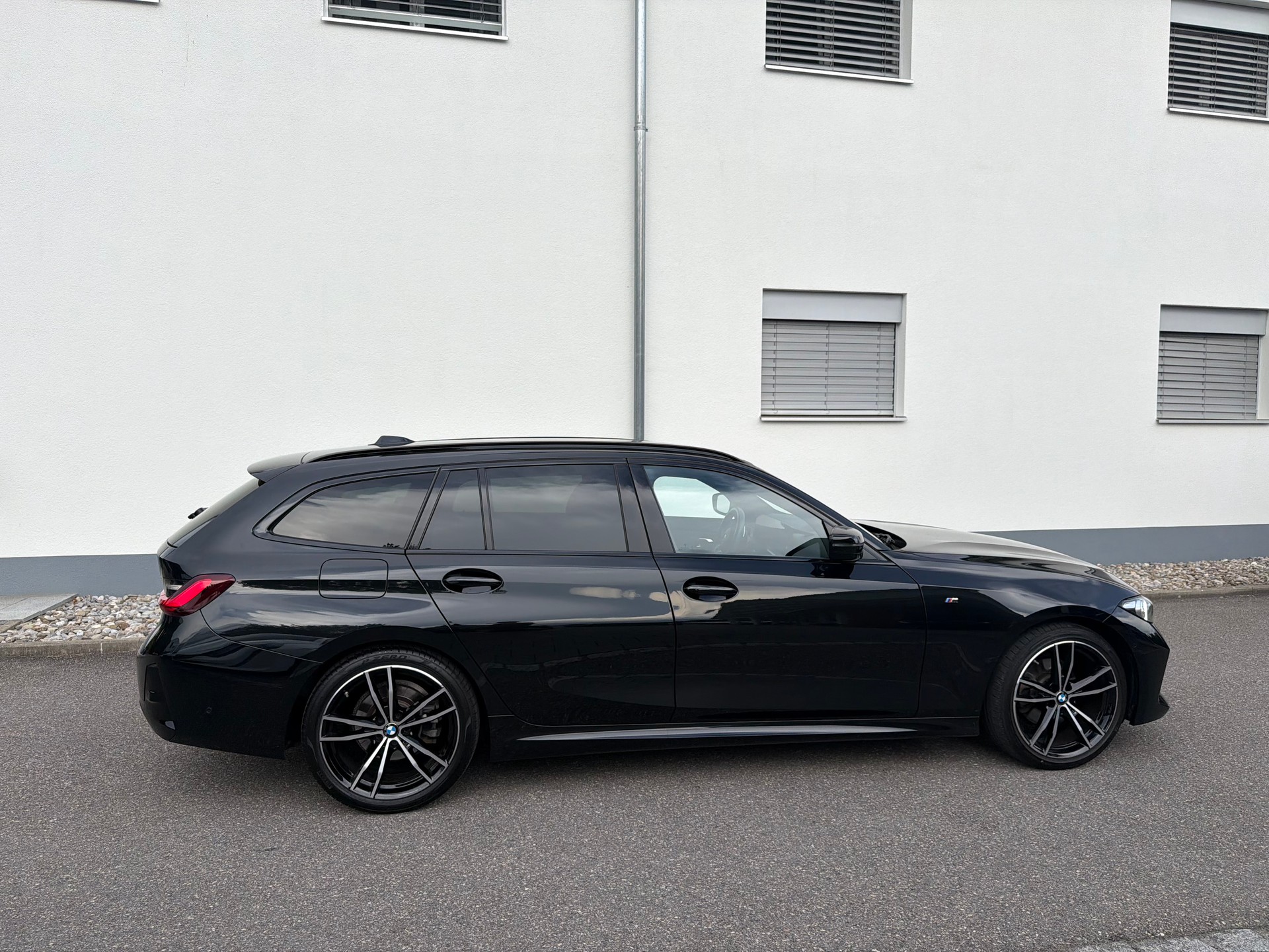 BMW 320d xDrive 48V Touring Steptronic M Sport-image-4