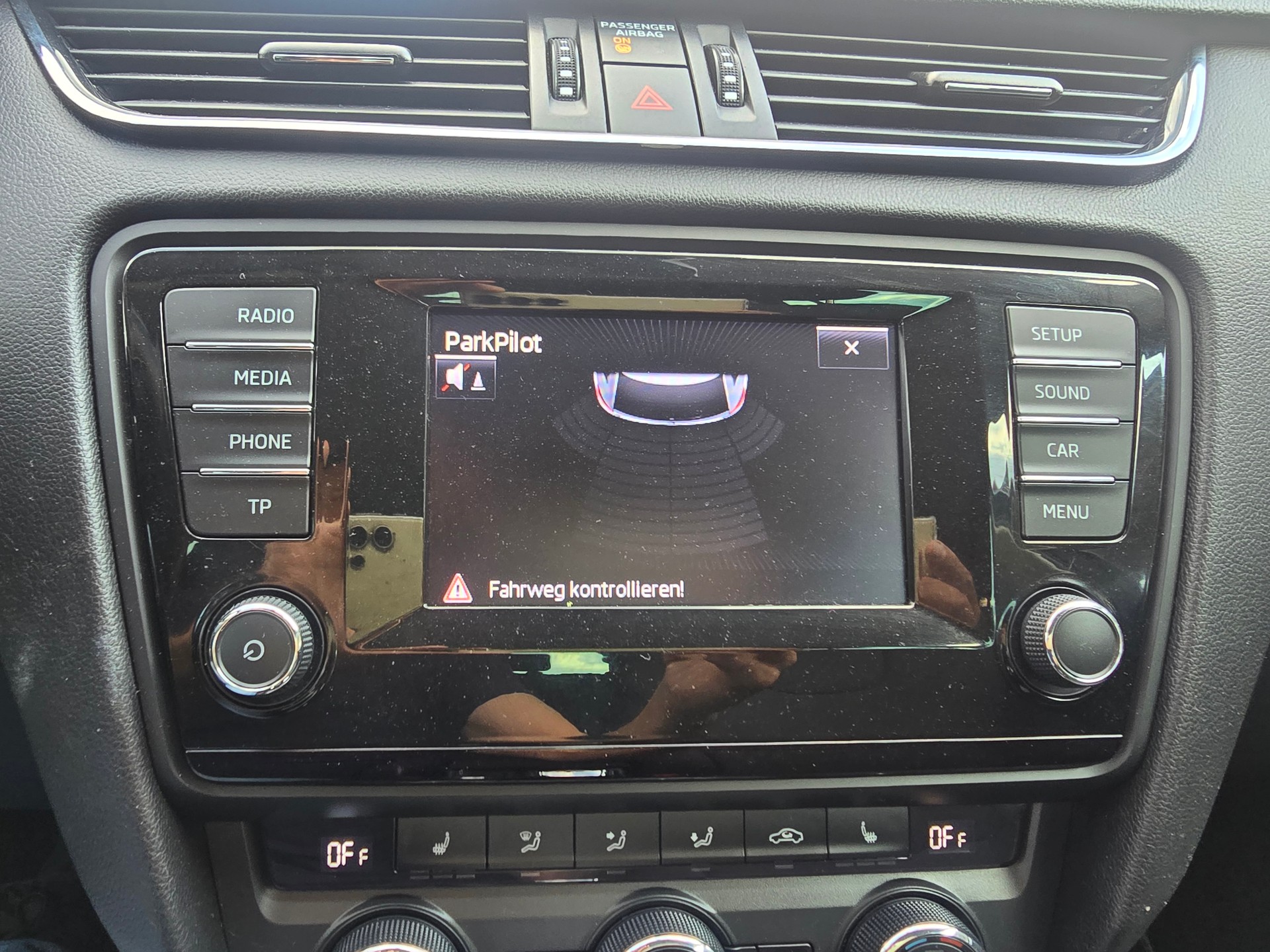 SKODA Octavia Combi 1.8 TSI Elegance 4x4 DSG-image-19