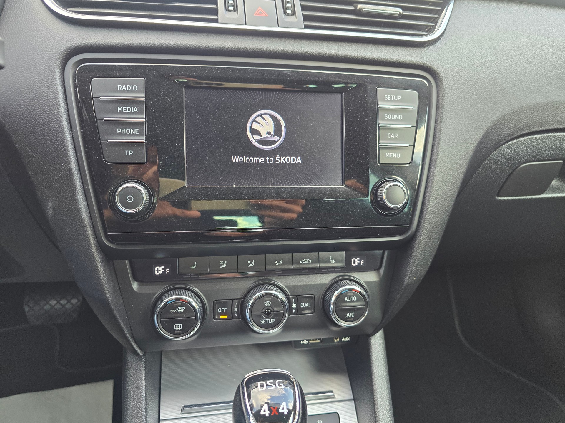 SKODA Octavia Combi 1.8 TSI Elegance 4x4 DSG-image-18