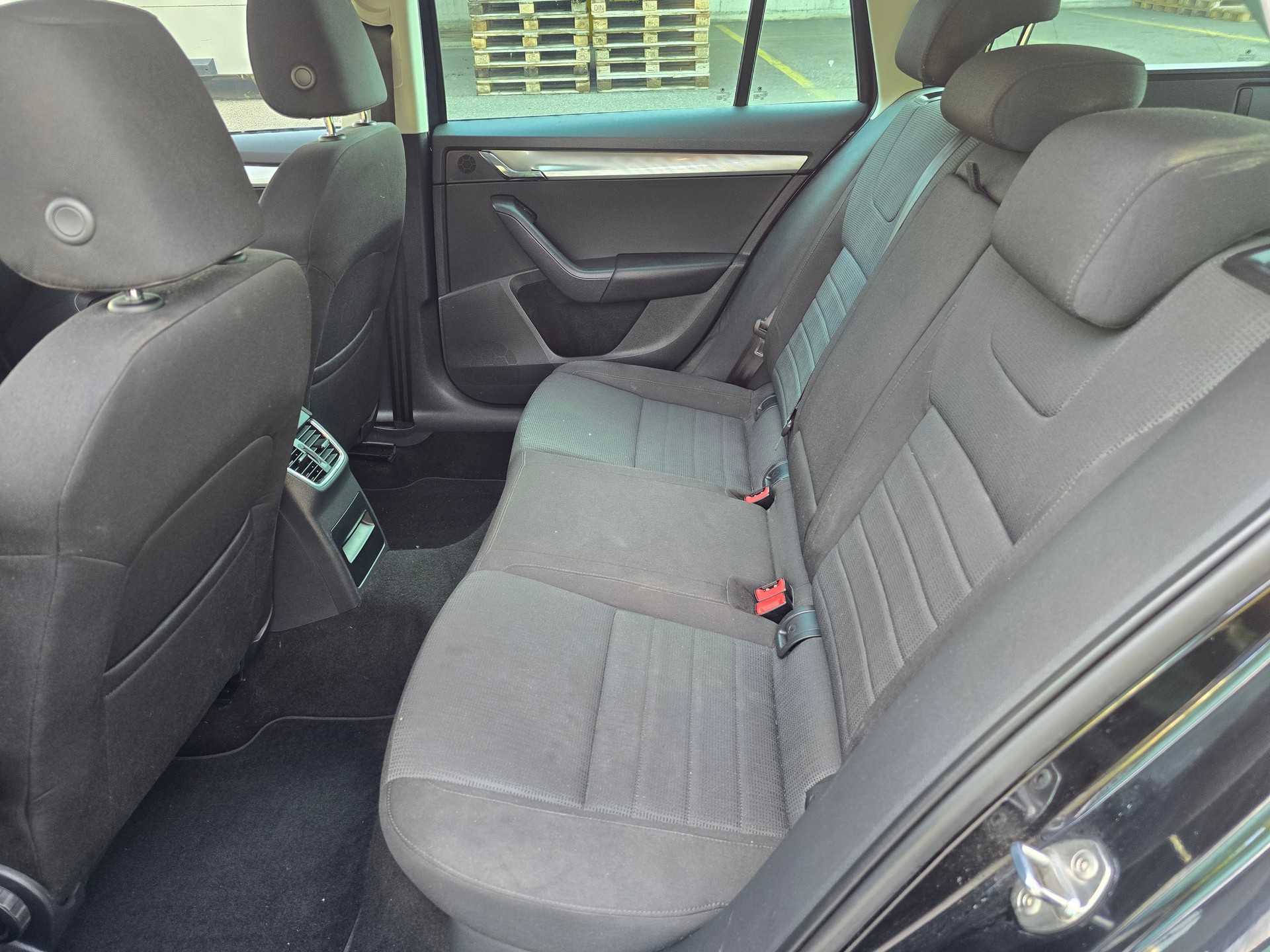 SKODA Octavia Combi 1.8 TSI Elegance 4x4 DSG-image-12