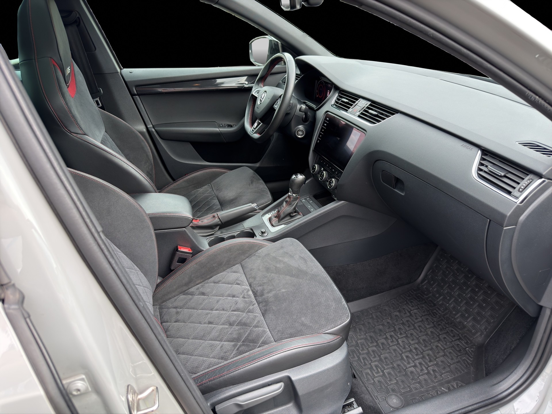 SKODA Octavia Combi 2.0 TDI RS 4x4 DSG-image-10