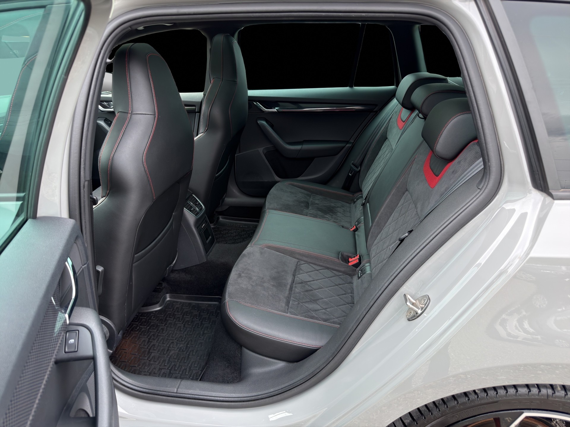 SKODA Octavia Combi 2.0 TDI RS 4x4 DSG-image-8