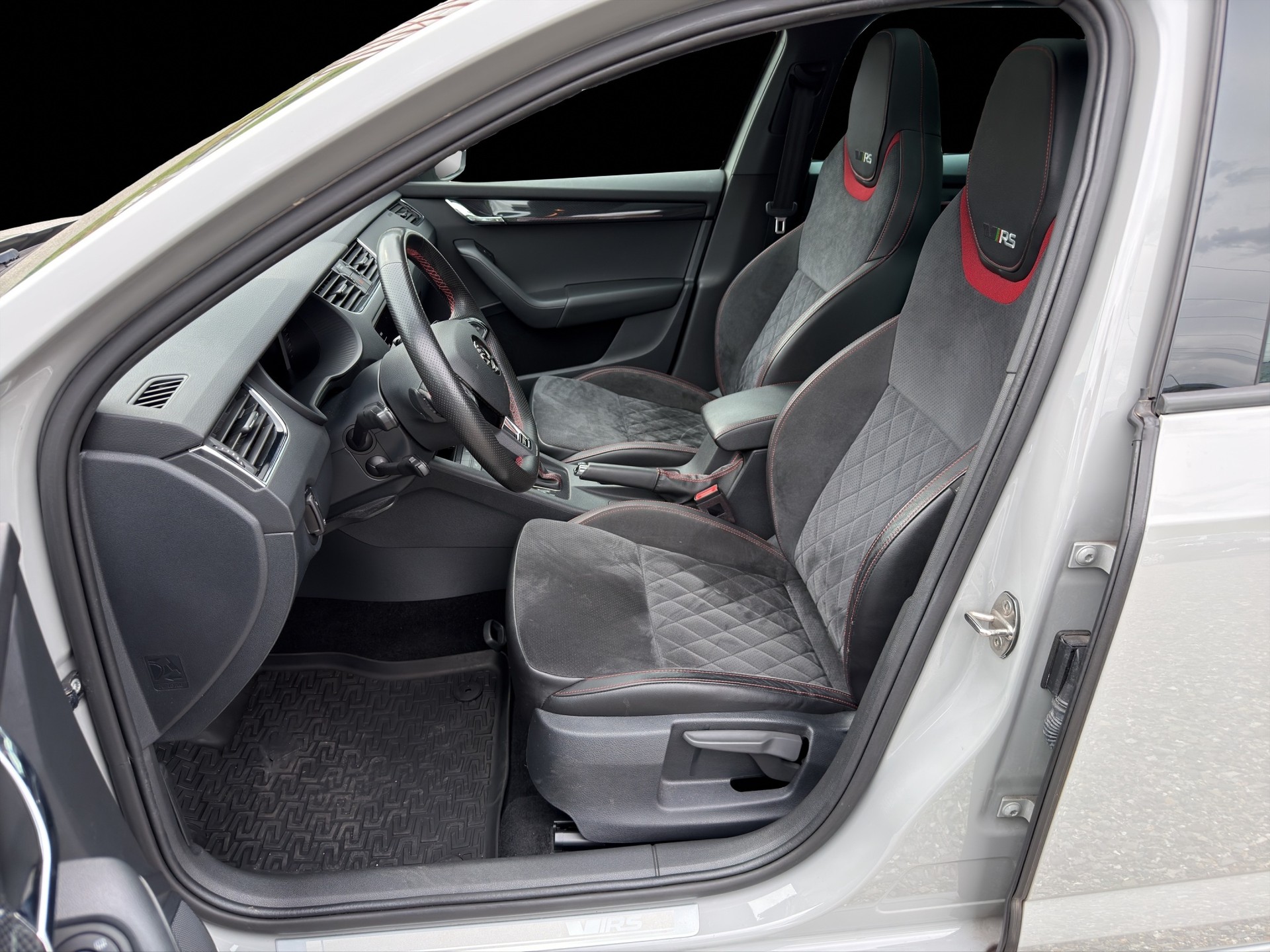 SKODA Octavia Combi 2.0 TDI RS 4x4 DSG-image-7