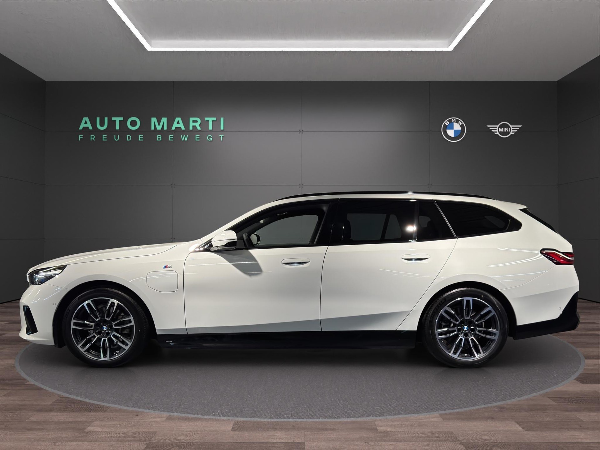 BMW 530e xDrive Touring M Sport-showroom-element-2