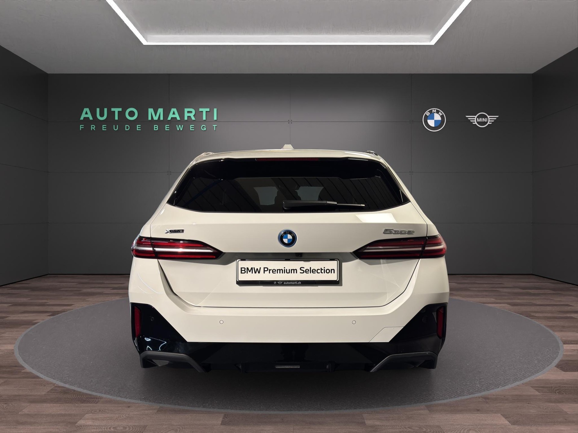 BMW 530e xDrive Touring M Sport-showroom-element-3