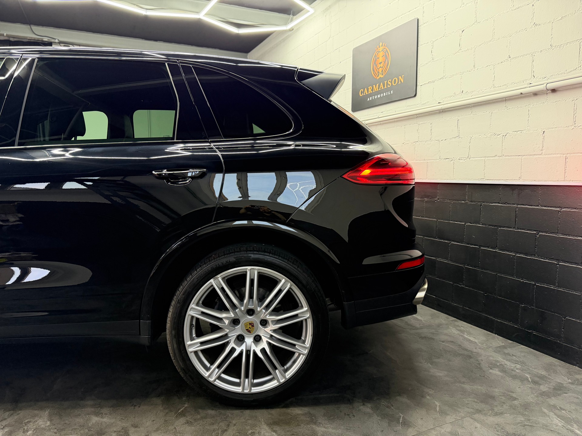 PORSCHE Cayenne Diesel Platinum Edition-showroom-element-3