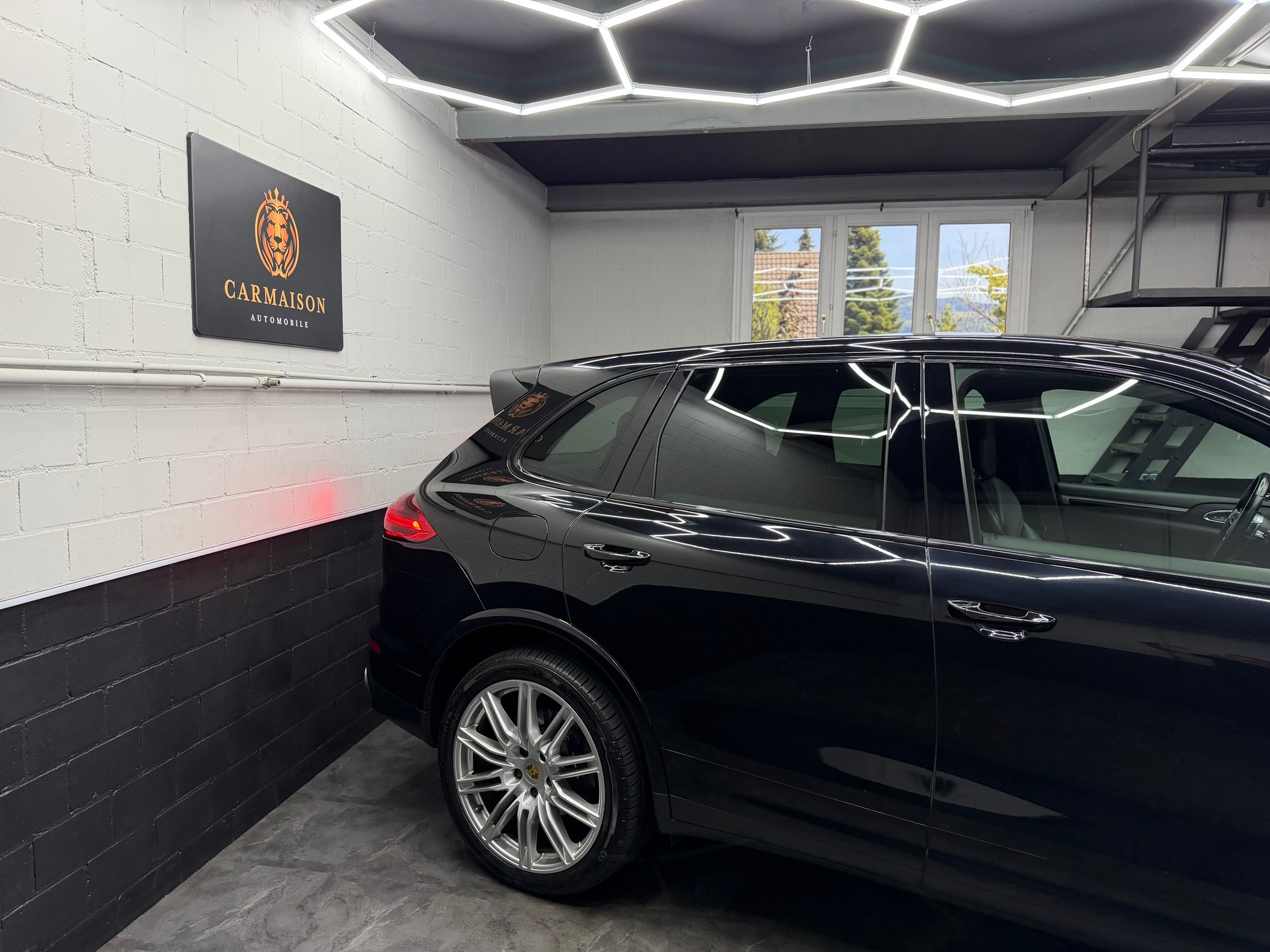 PORSCHE Cayenne Diesel Platinum Edition-image-4