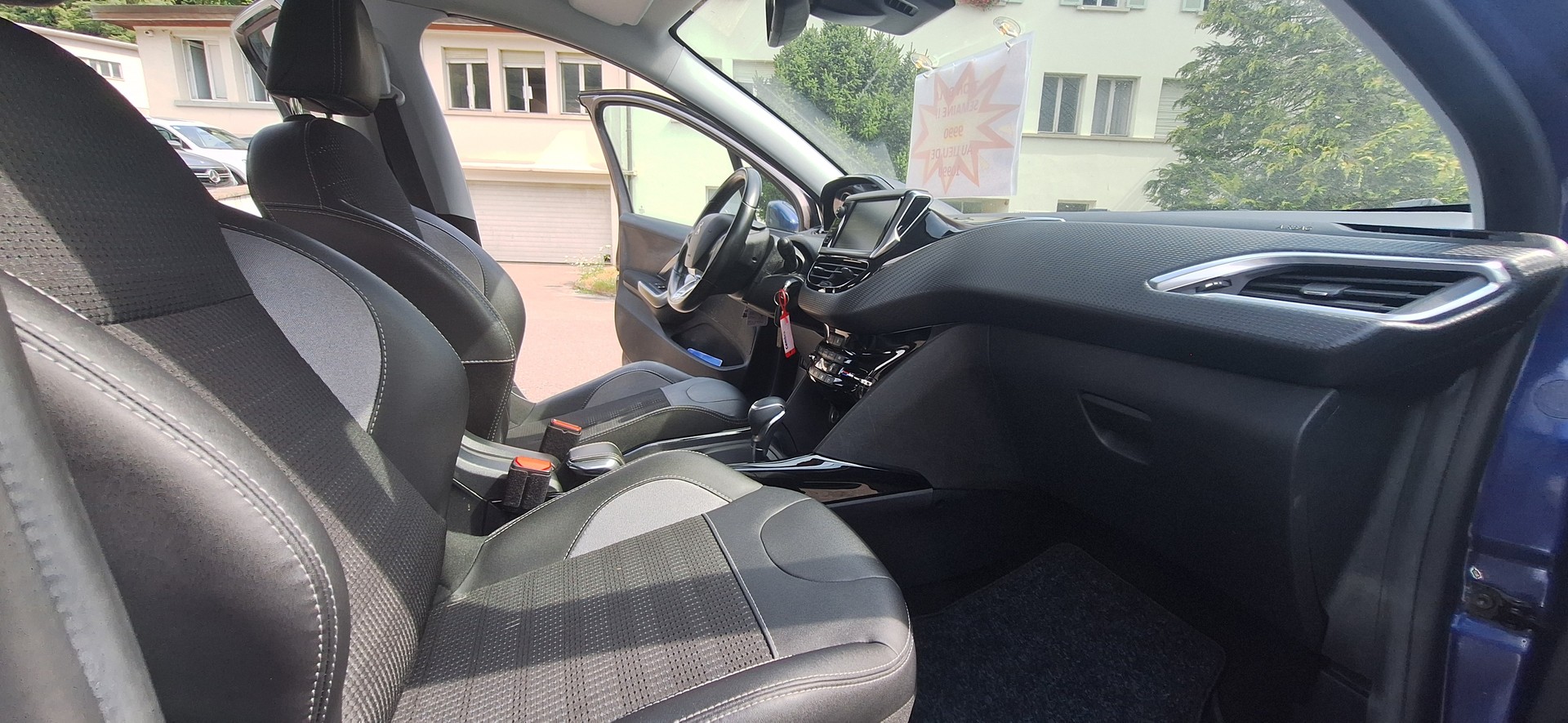 PEUGEOT 2008 1.2 PureTech Style EAT6-image-12