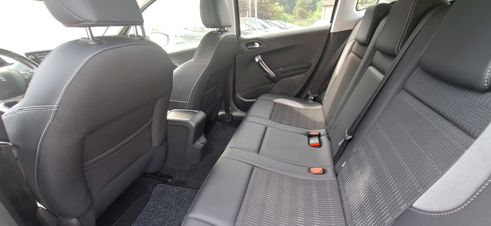 PEUGEOT 2008 1.2 PureTech Style EAT6-image-9