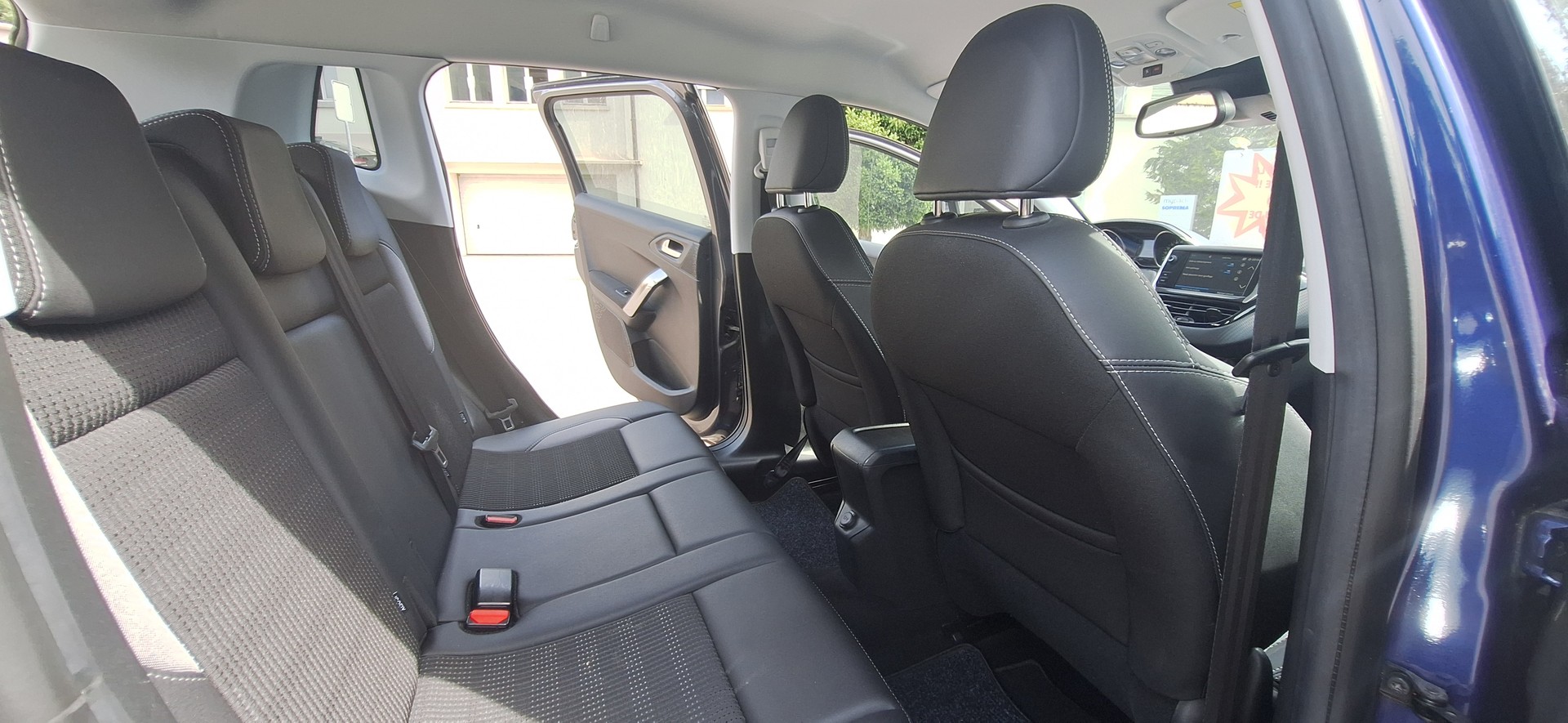 PEUGEOT 2008 1.2 PureTech Style EAT6-image-11