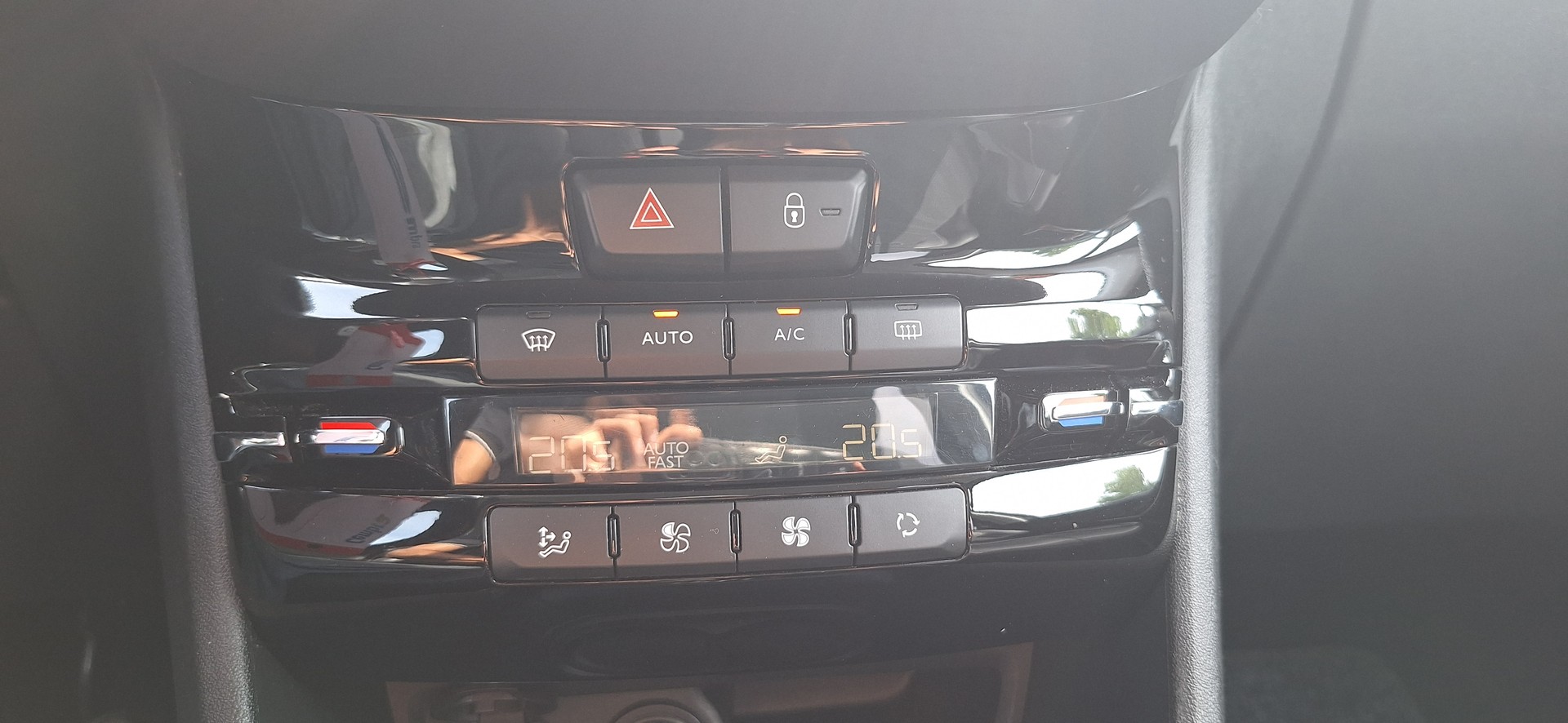 PEUGEOT 2008 1.2 PureTech Style EAT6-image-26