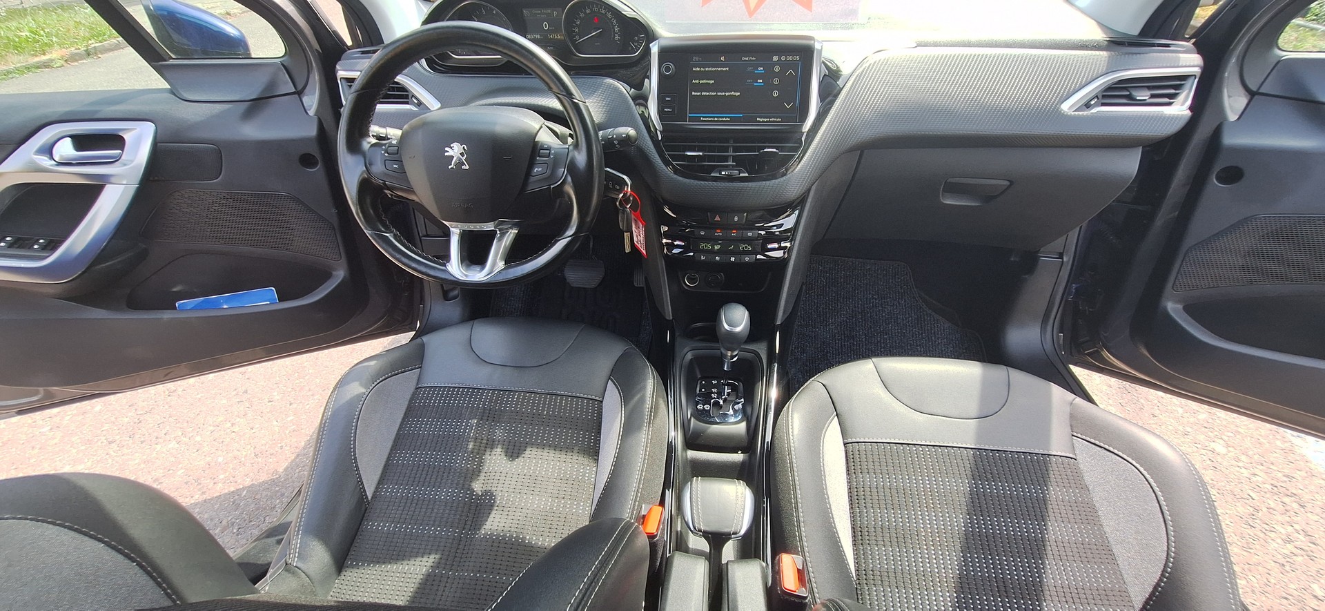 PEUGEOT 2008 1.2 PureTech Style EAT6-image-22