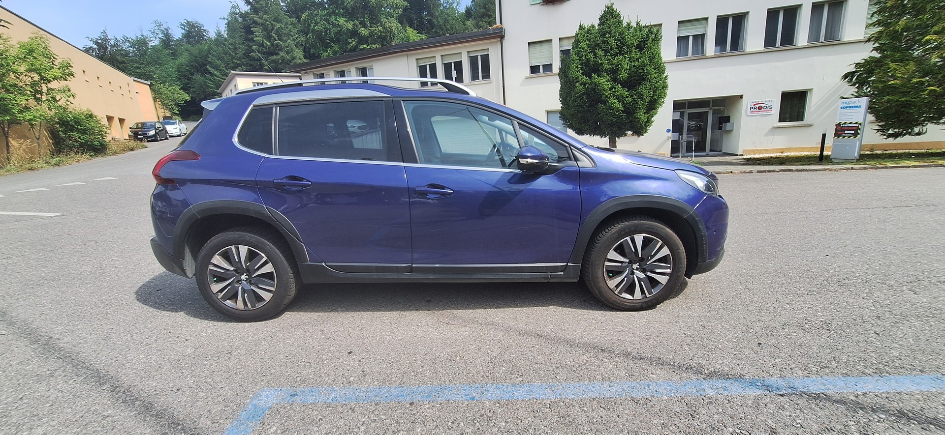 PEUGEOT 2008 1.2 PureTech Style EAT6-image-6